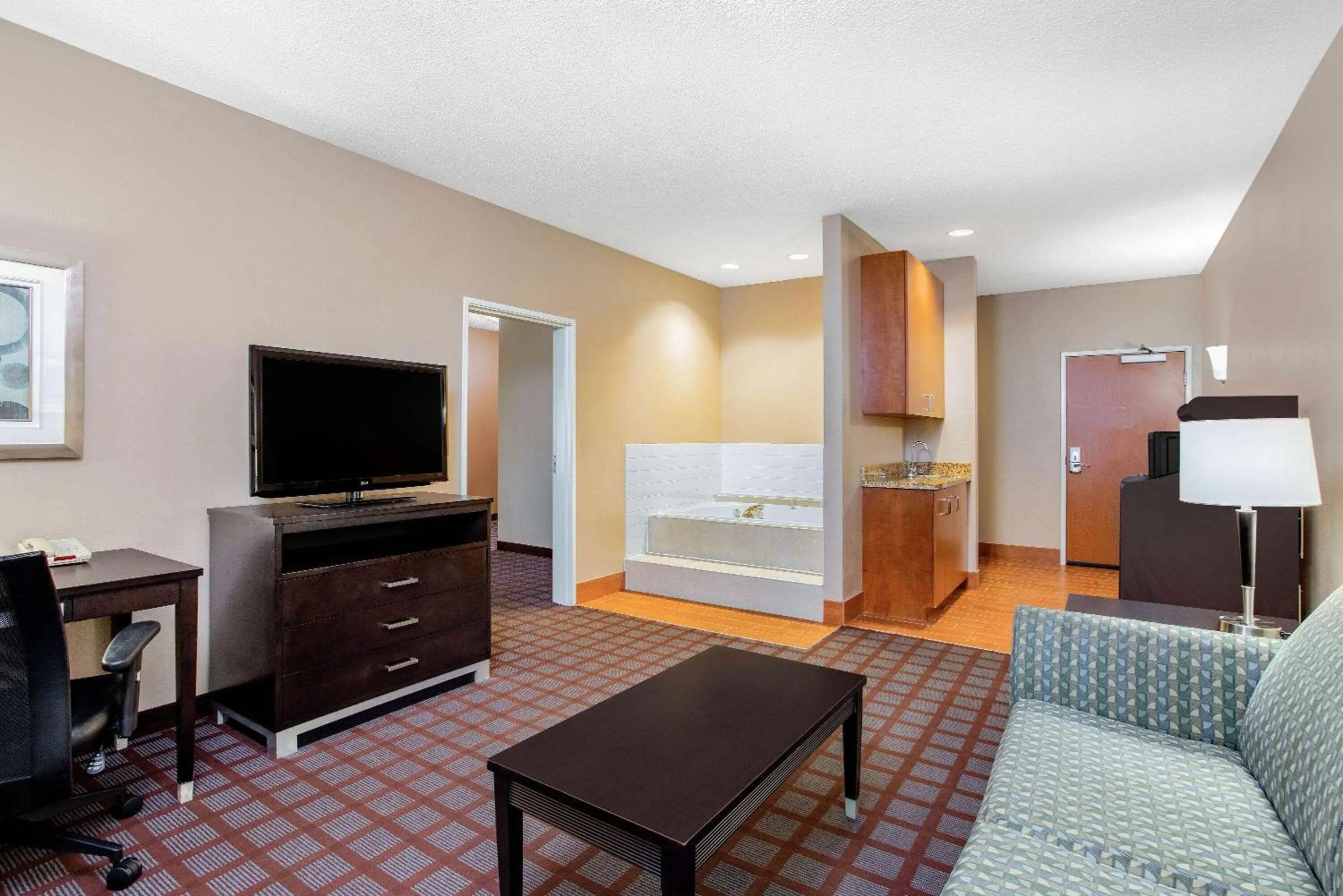 Bed in La Quinta by Wyndham Indianapolis Airport Plainfield