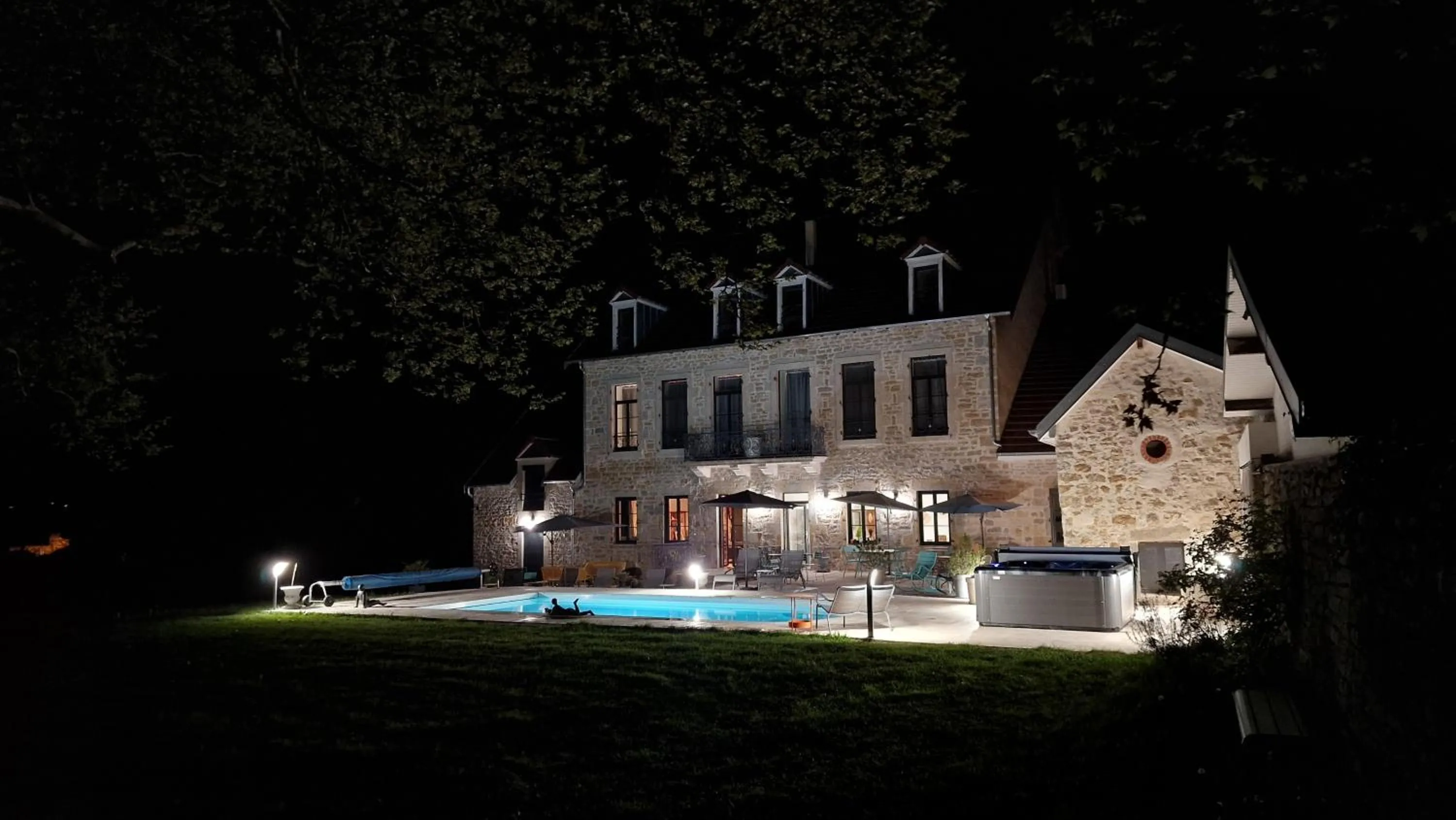 Hot Tub in Le 49 Côté Parc & SPA