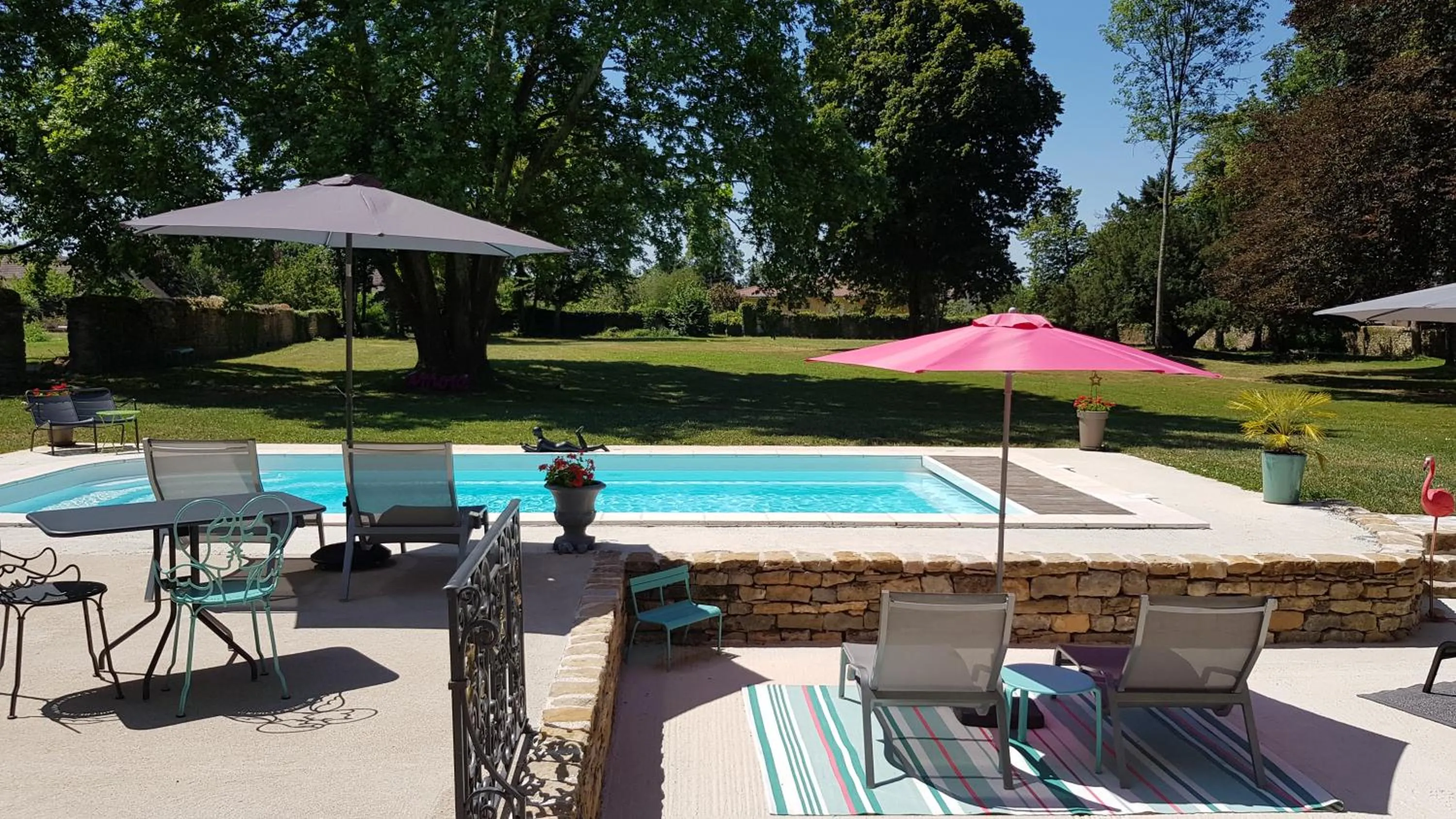 Patio in Le 49 Côté Parc & SPA