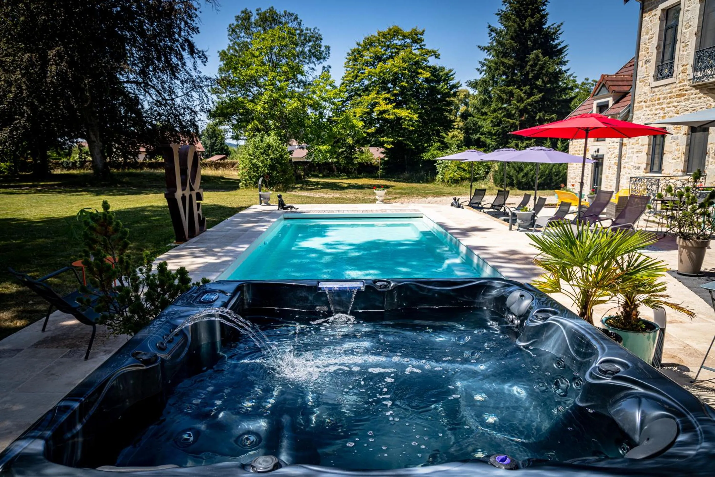 Hot Tub in Le 49 Côté Parc & SPA
