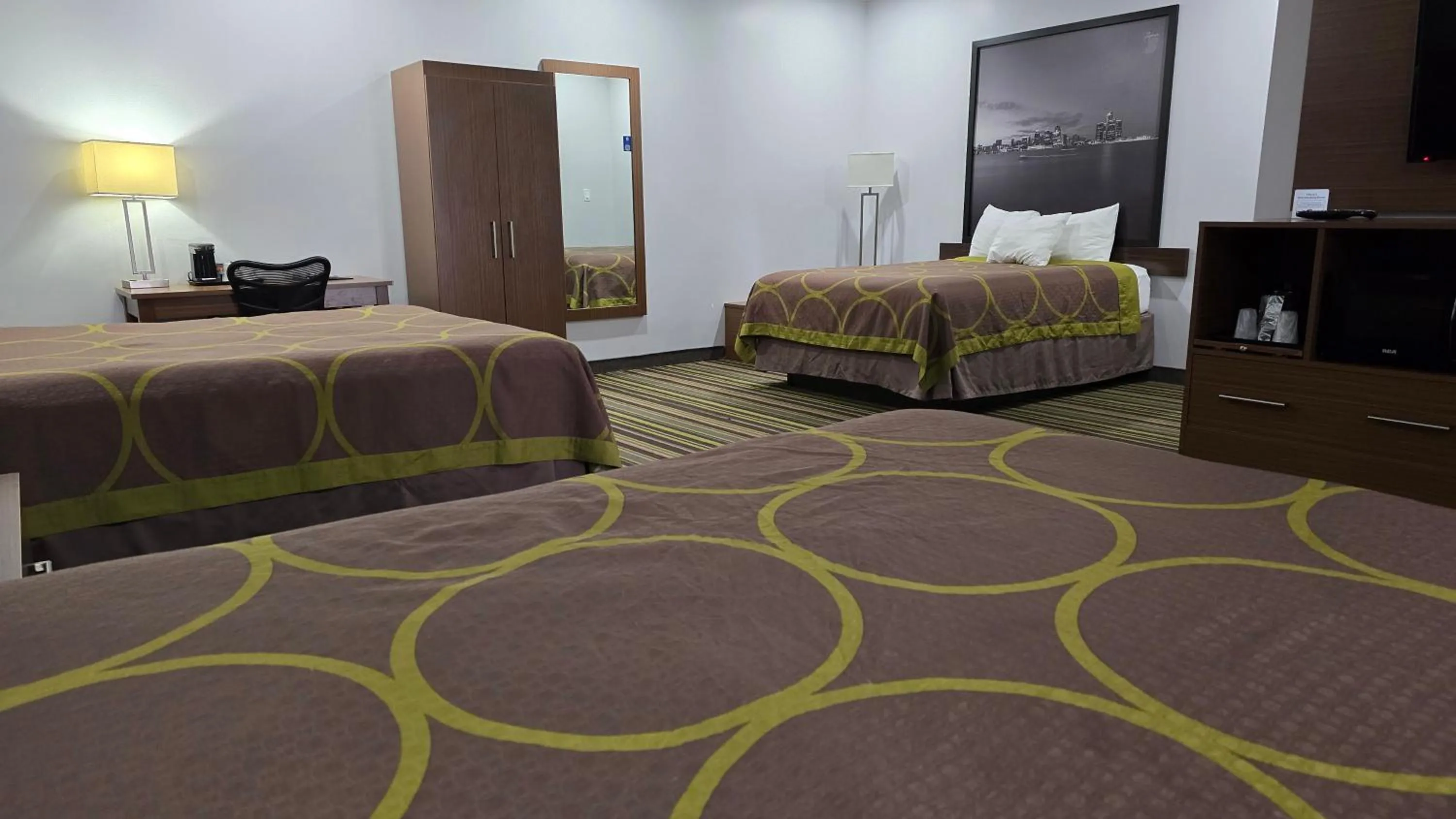 Bedroom, Bed in Super 8 by Wyndham Windsor/Dougall