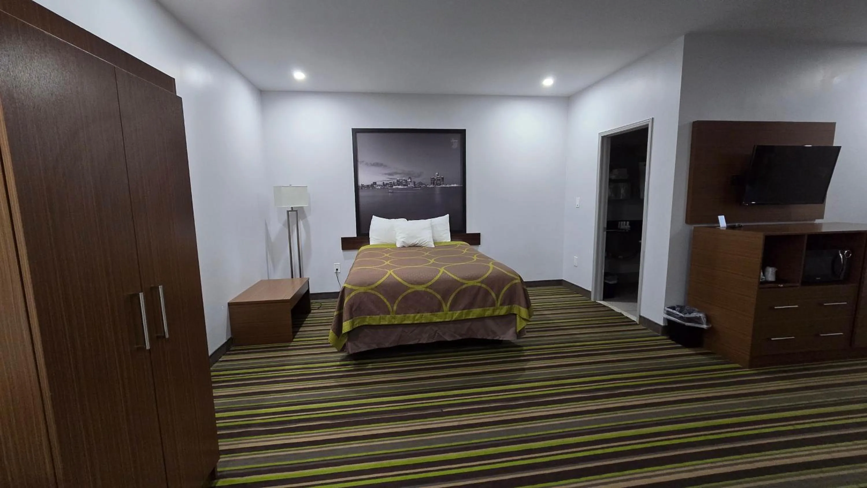 Bed in Super 8 by Wyndham Windsor/Dougall