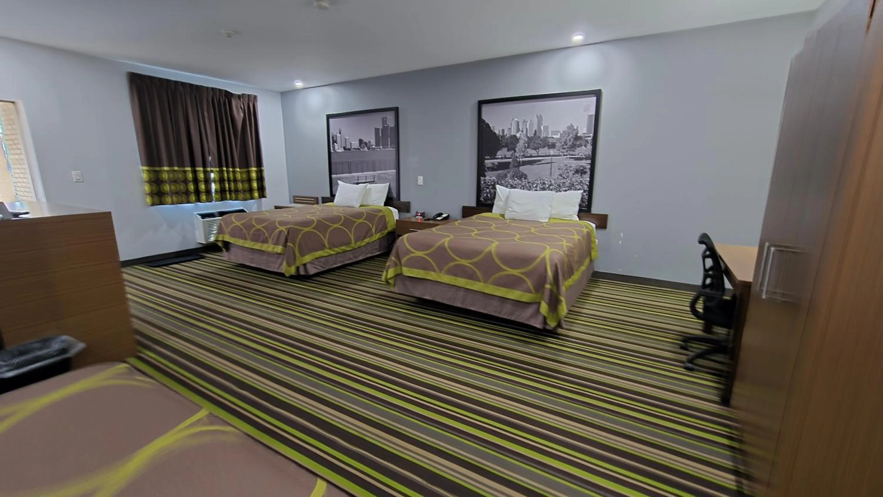 Bedroom, Bed in Super 8 by Wyndham Windsor/Dougall