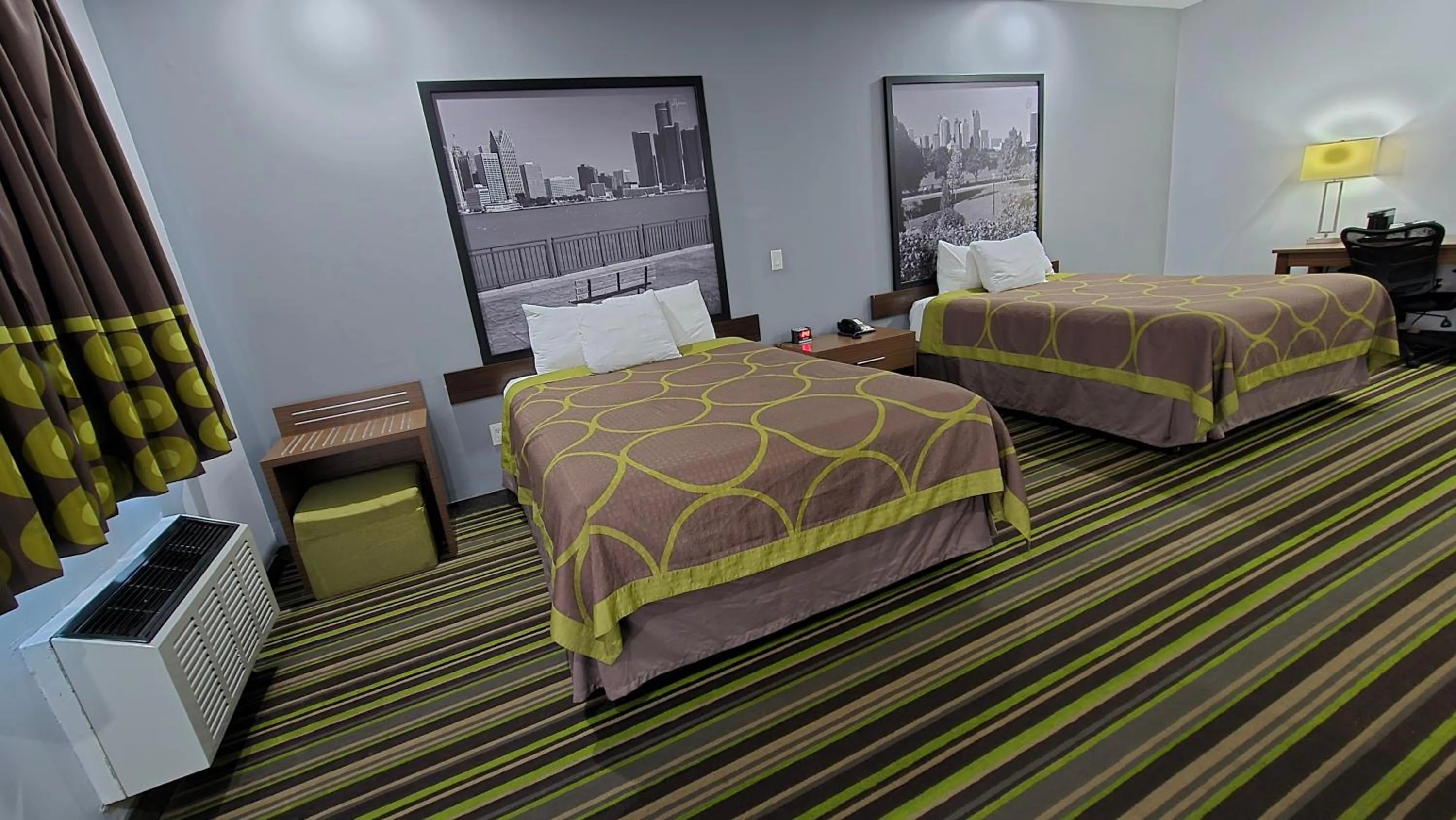 Bedroom, Bed in Super 8 by Wyndham Windsor/Dougall