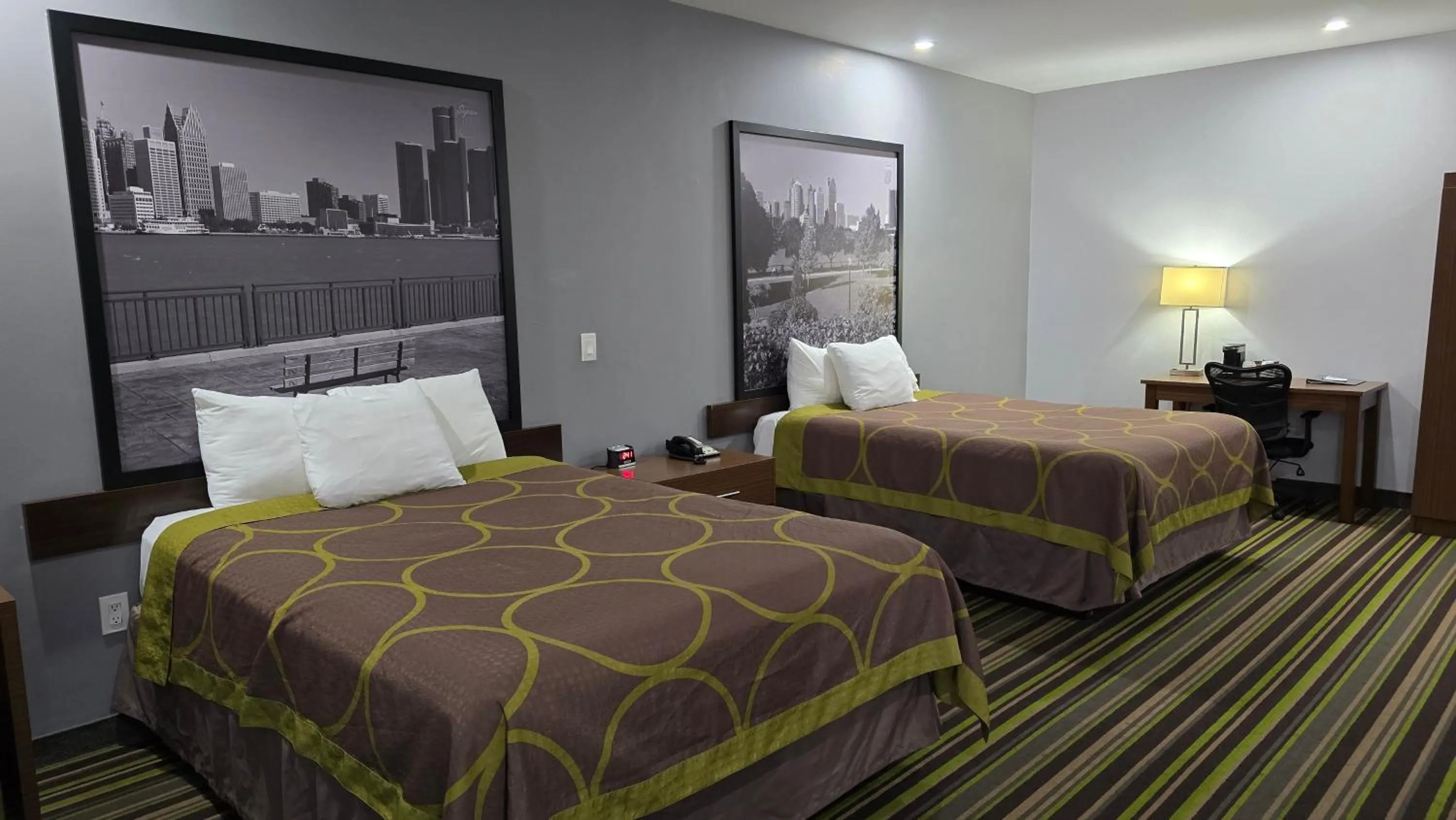 Bedroom, Bed in Super 8 by Wyndham Windsor/Dougall