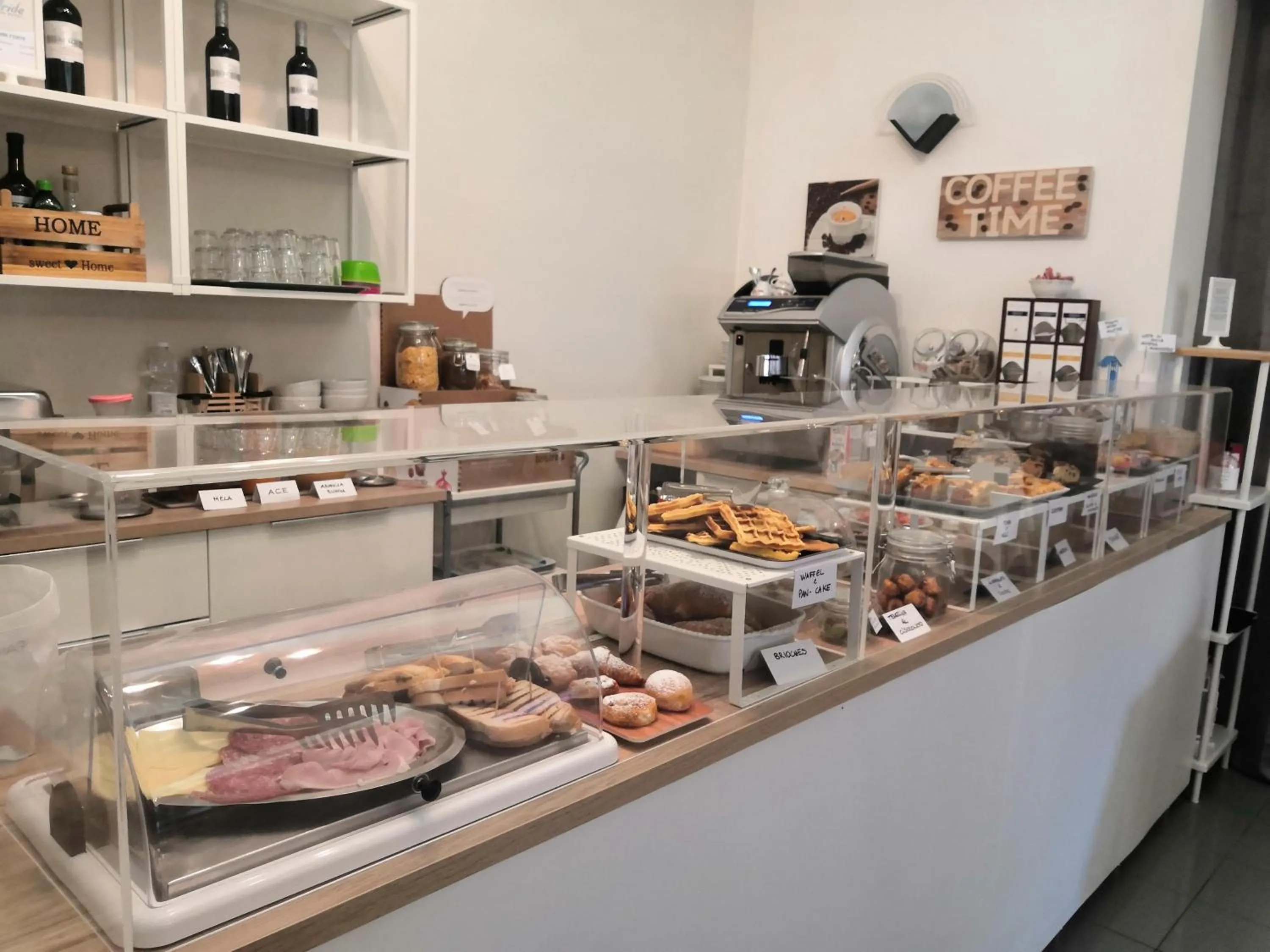 Breakfast in Hotel Iride Apartments & Rooms- ideale per famiglie e coppie