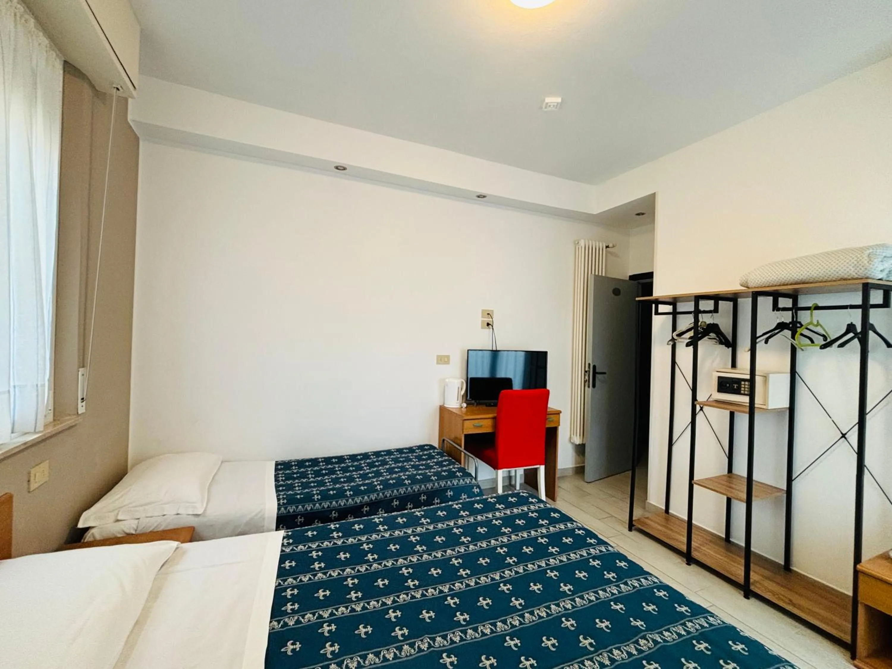 Bed in Hotel Iride Apartments & Rooms- ideale per famiglie e coppie