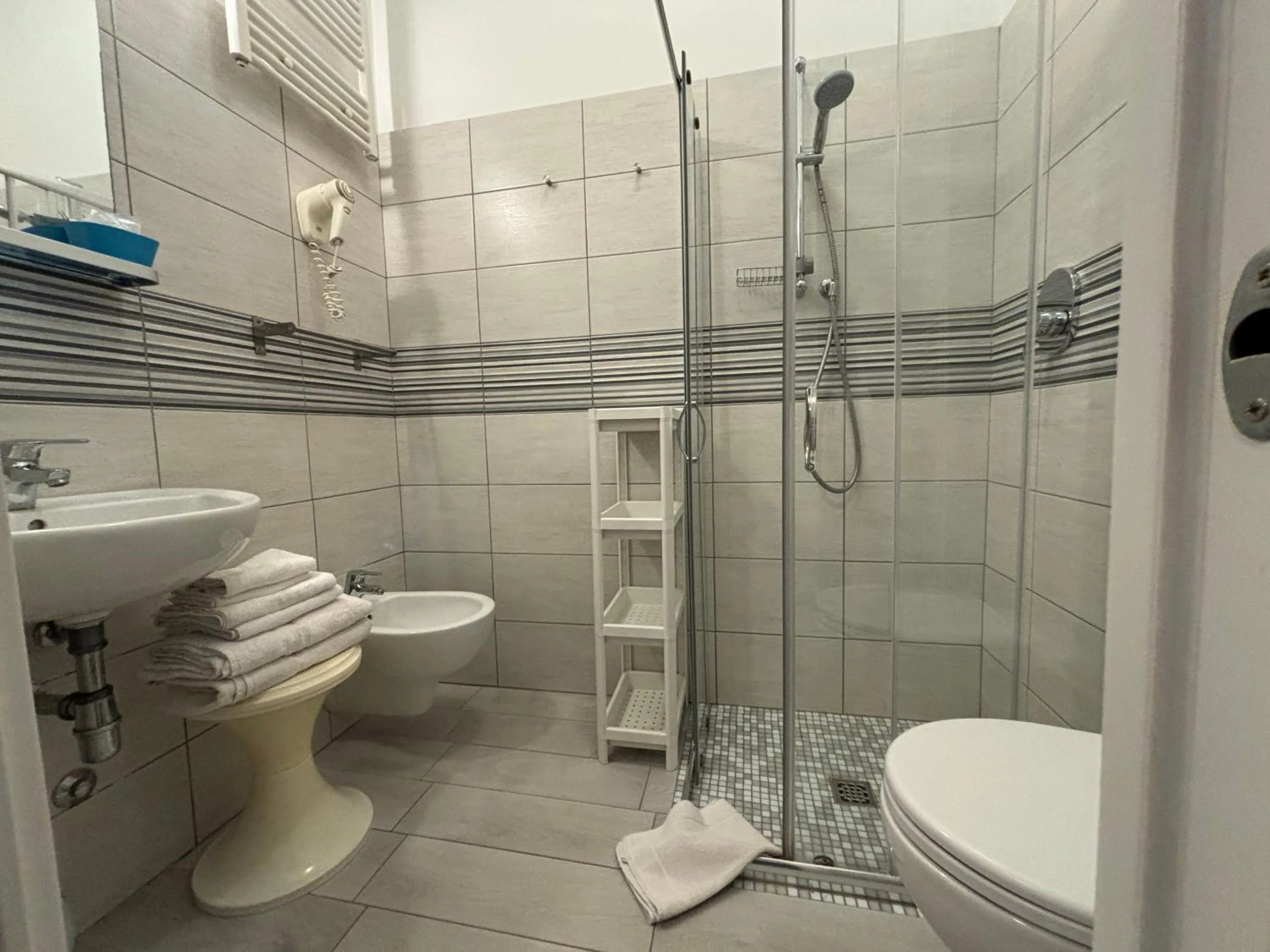 Shower in Hotel Iride Apartments & Rooms- ideale per famiglie e coppie