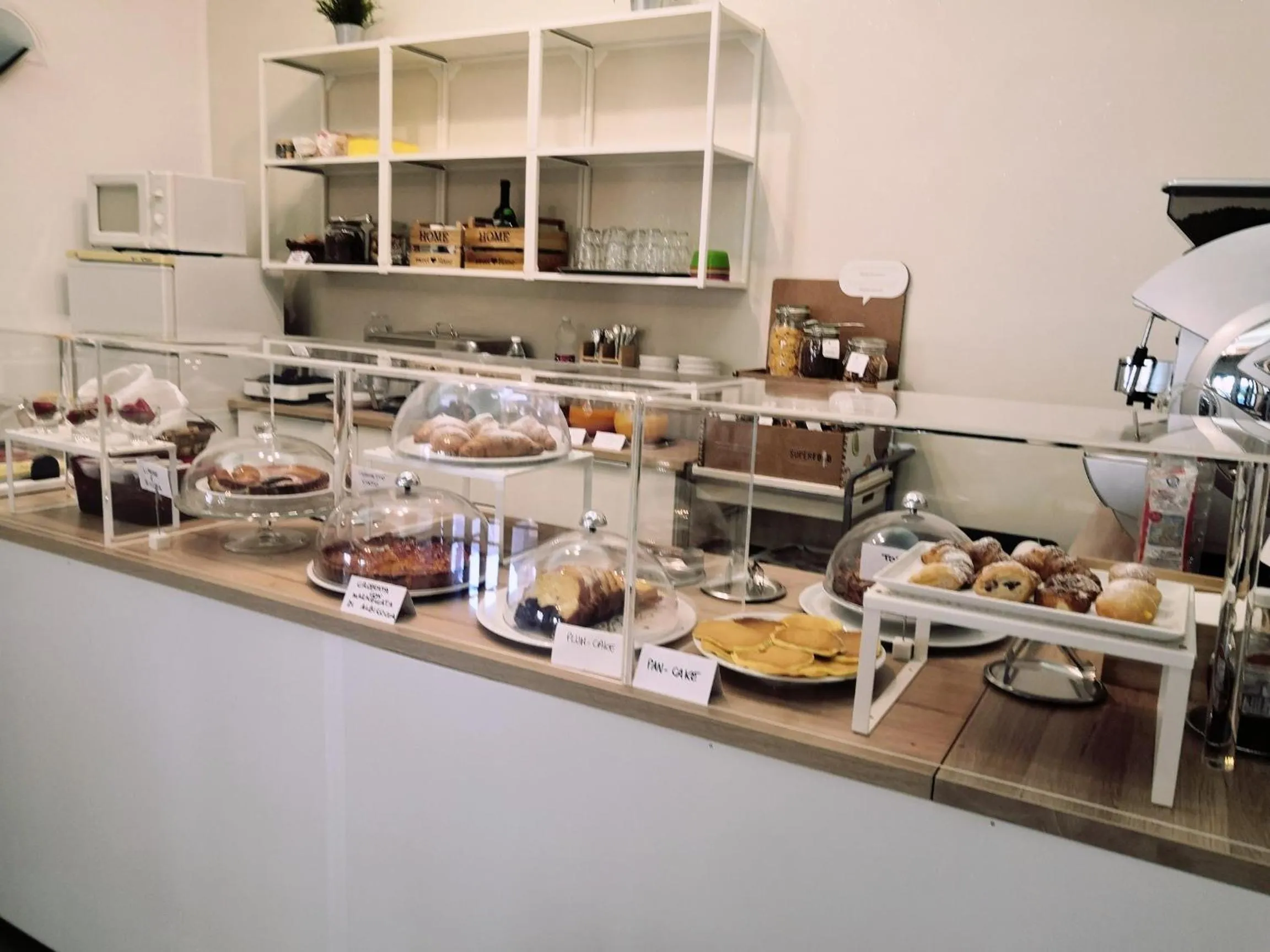 Breakfast in Hotel Iride Apartments & Rooms- ideale per famiglie e coppie