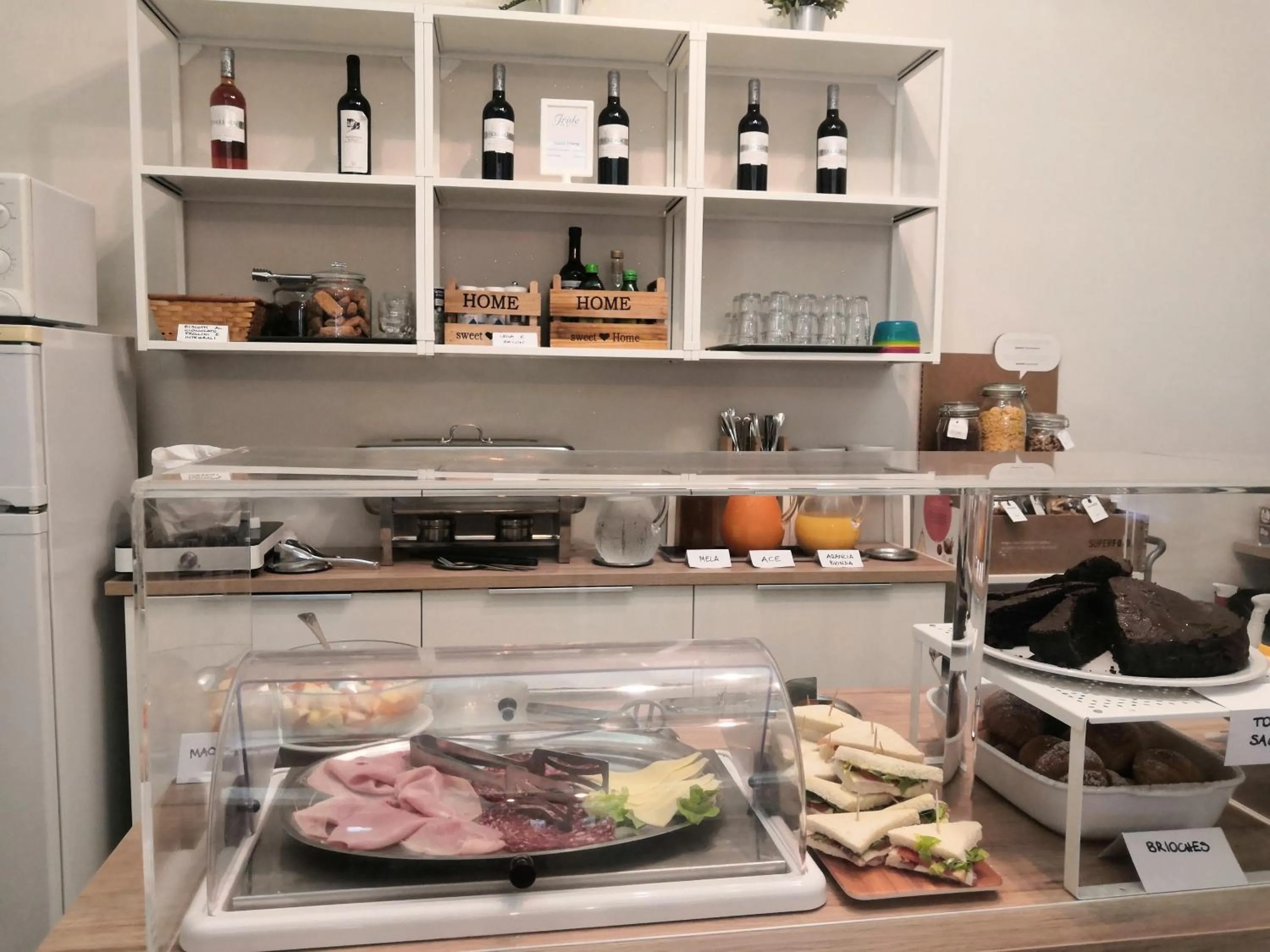 Breakfast in Hotel Iride Apartments & Rooms- ideale per famiglie e coppie