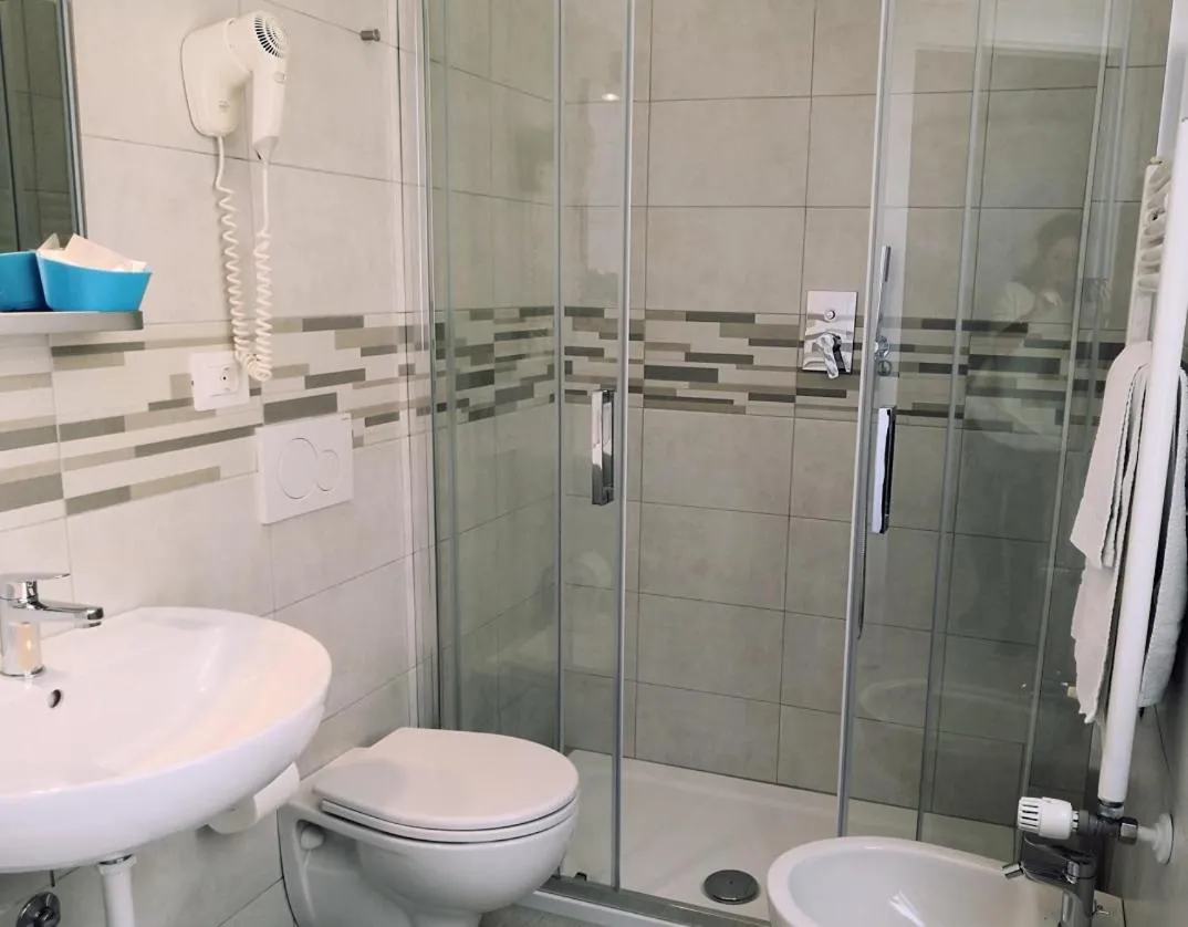Shower in Hotel Iride Apartments & Rooms- ideale per famiglie e coppie