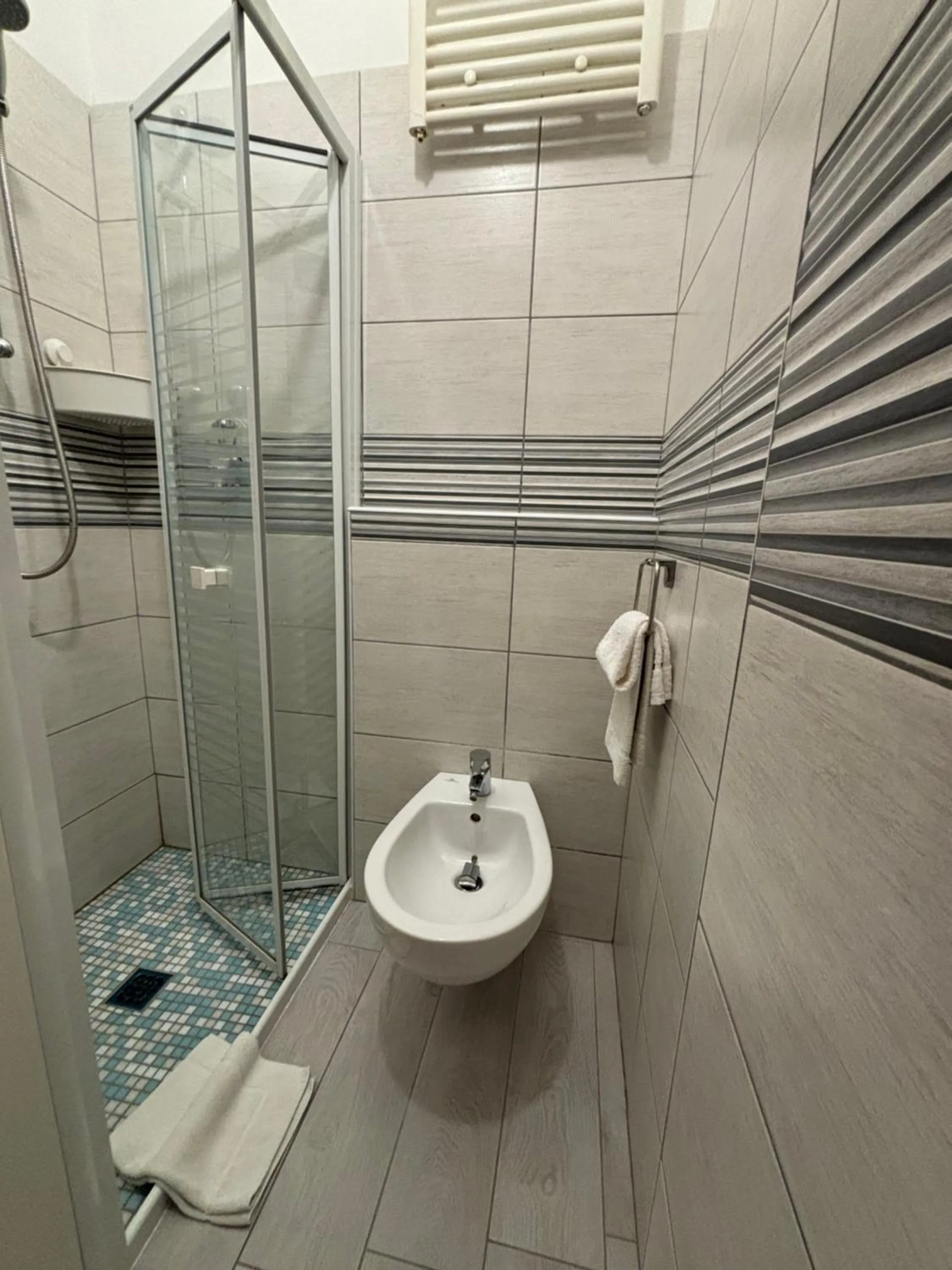 Shower in Hotel Iride Apartments & Rooms- ideale per famiglie e coppie