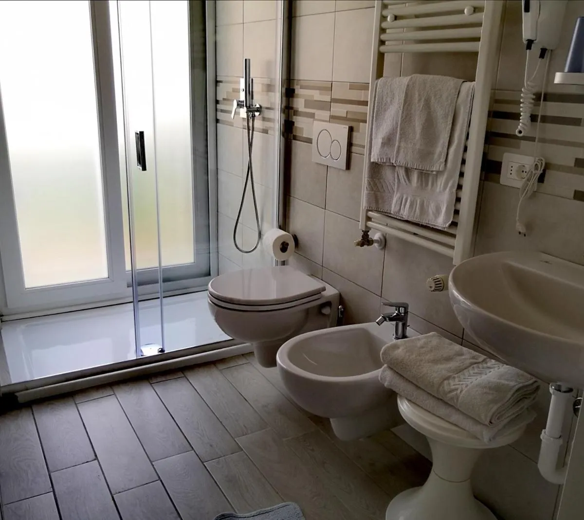 Shower in Hotel Iride Apartments & Rooms- ideale per famiglie e coppie