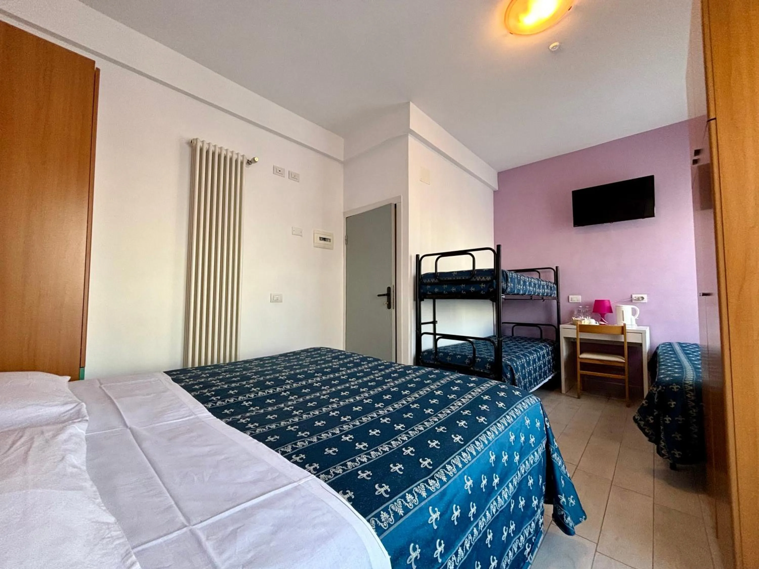 Bed in Hotel Iride Apartments & Rooms- ideale per famiglie e coppie