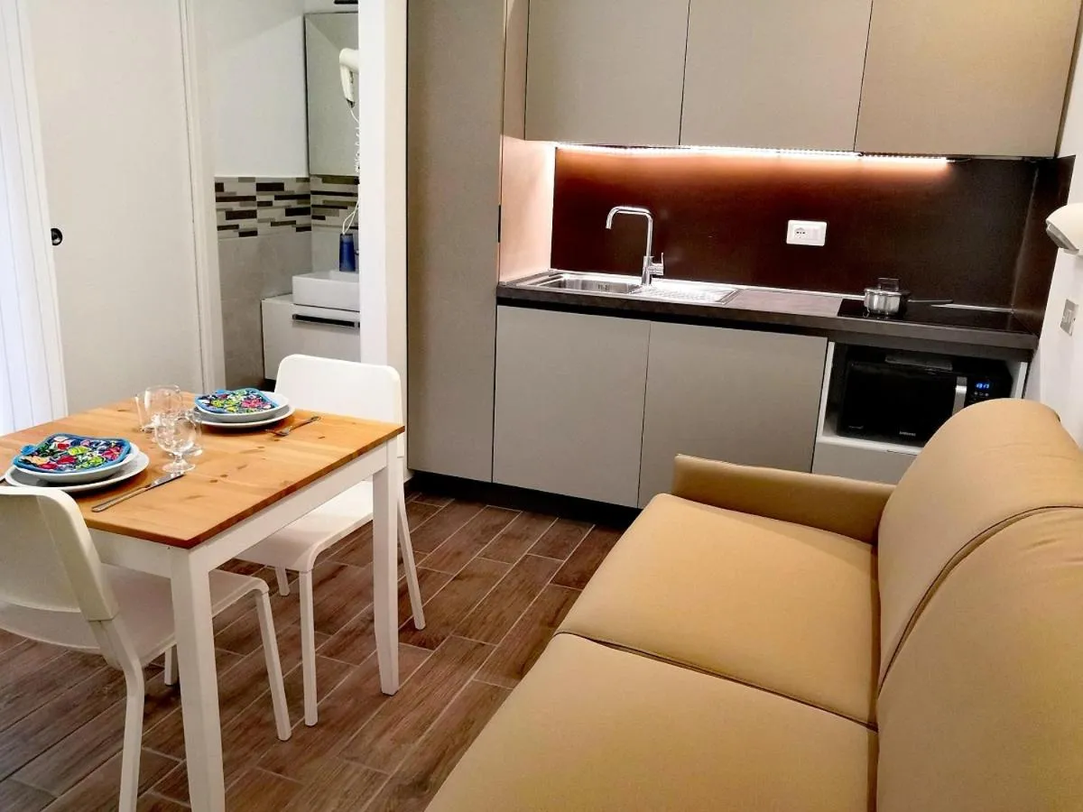 Kitchen or kitchenette in Hotel Iride Apartments & Rooms- ideale per famiglie e coppie