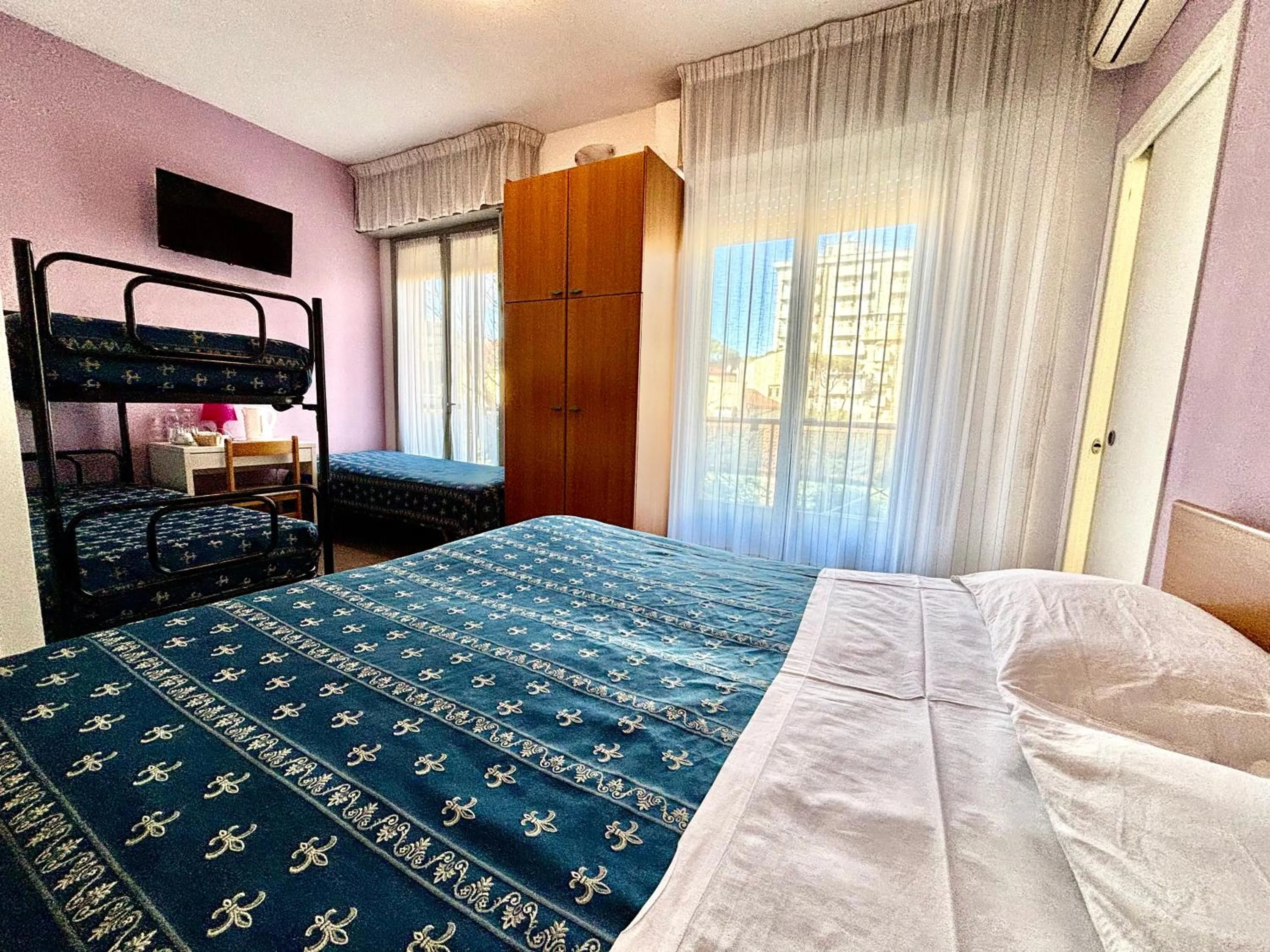 Bed in Hotel Iride Apartments & Rooms- ideale per famiglie e coppie