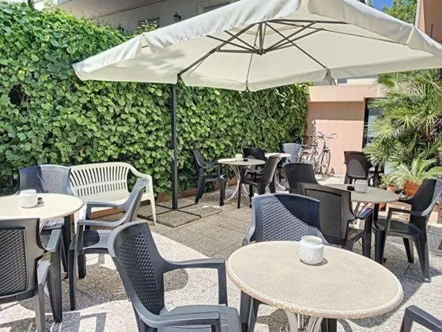 Property building in Hotel Iride Apartments & Rooms- ideale per famiglie e coppie