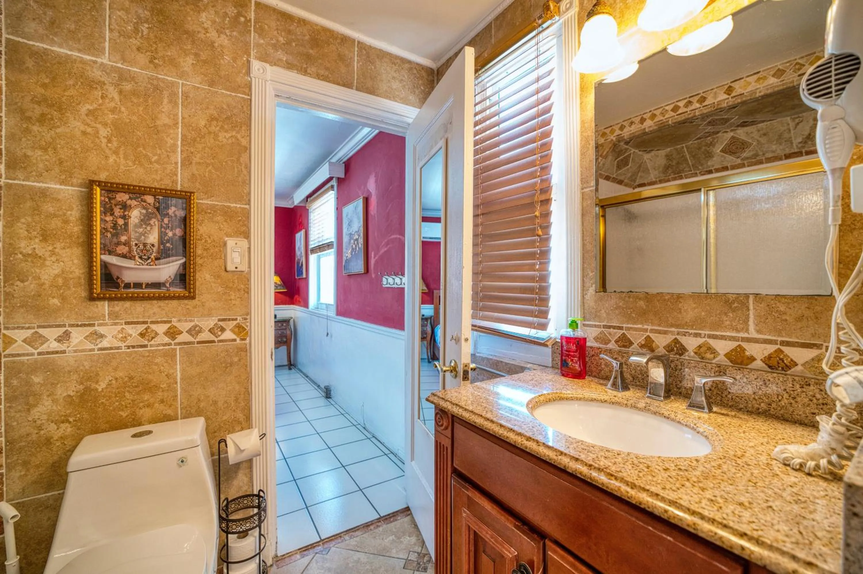 Toilet in Sinclair Boutique Hotel