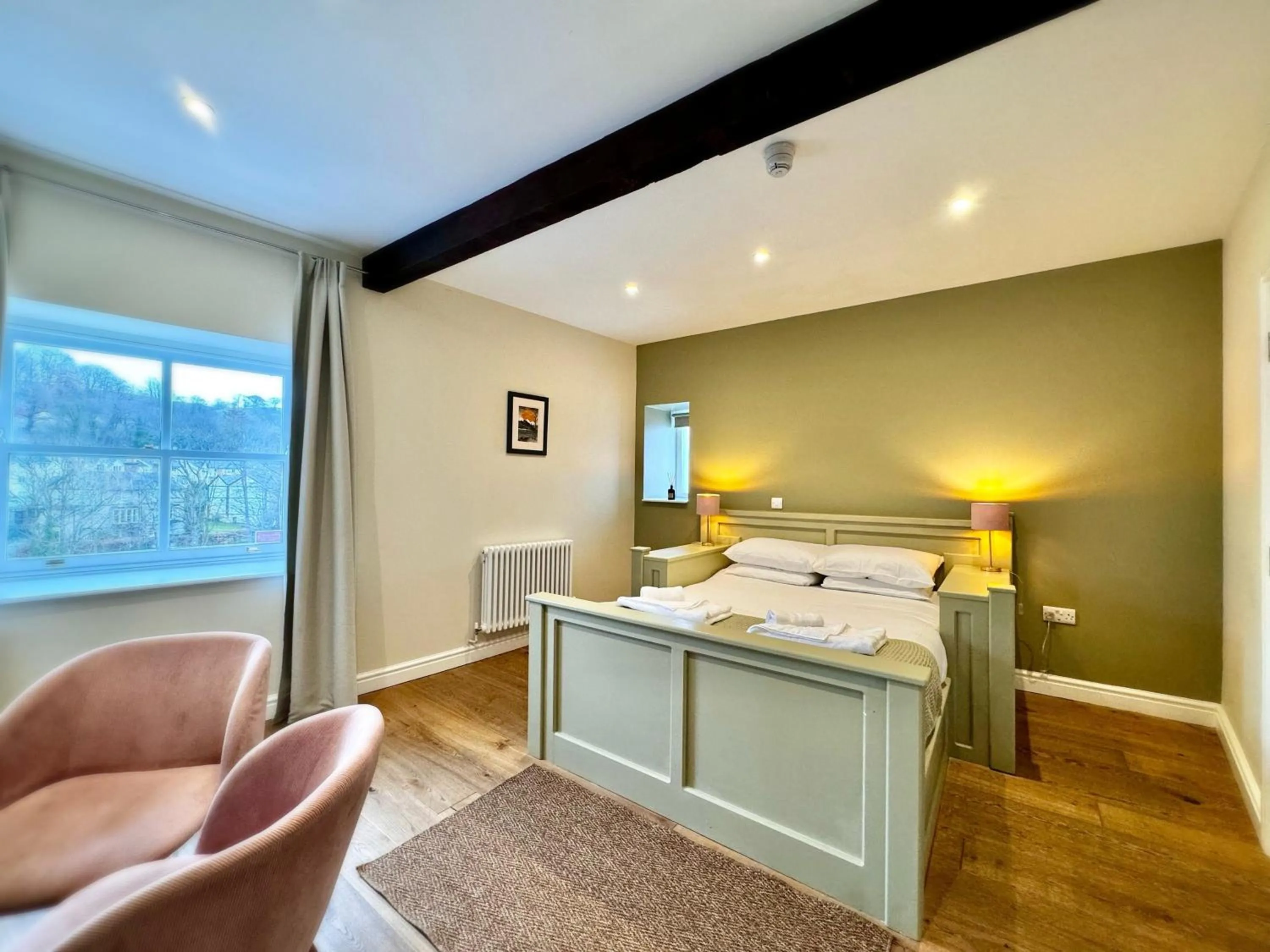 Photo of the whole room in Riverbanc