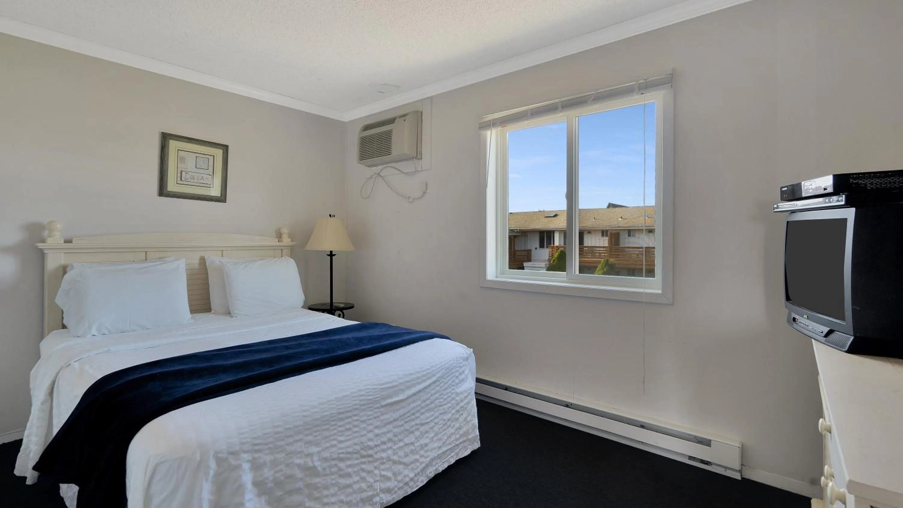 Bed in Montauk Oceanside Suites