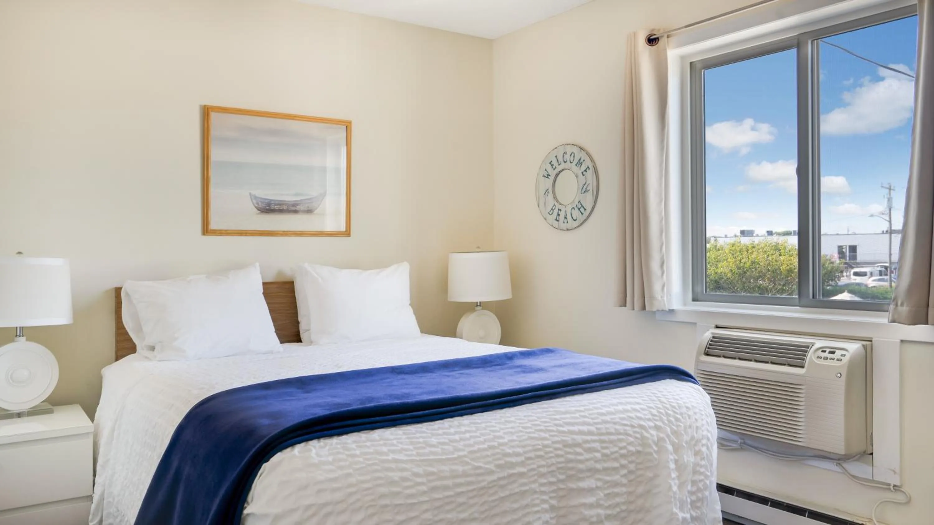 Bed in Montauk Oceanside Suites