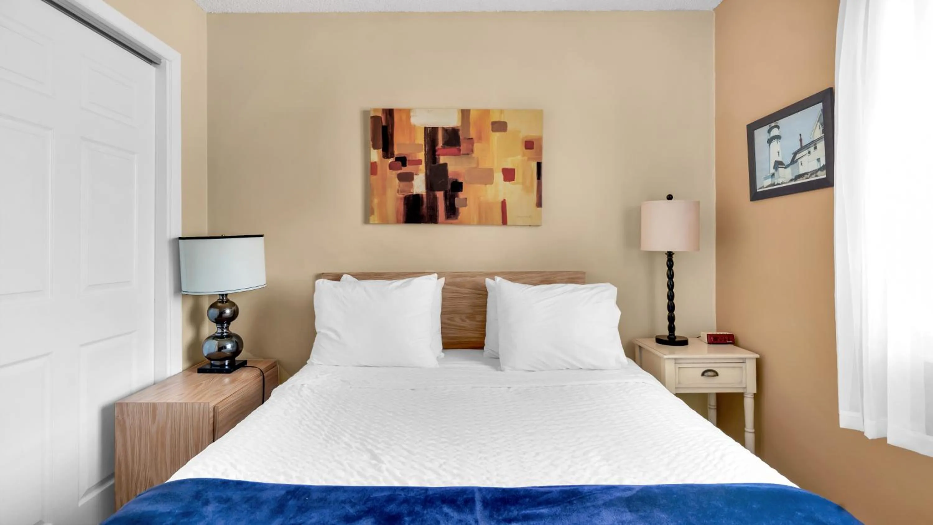 Bed in Montauk Oceanside Suites