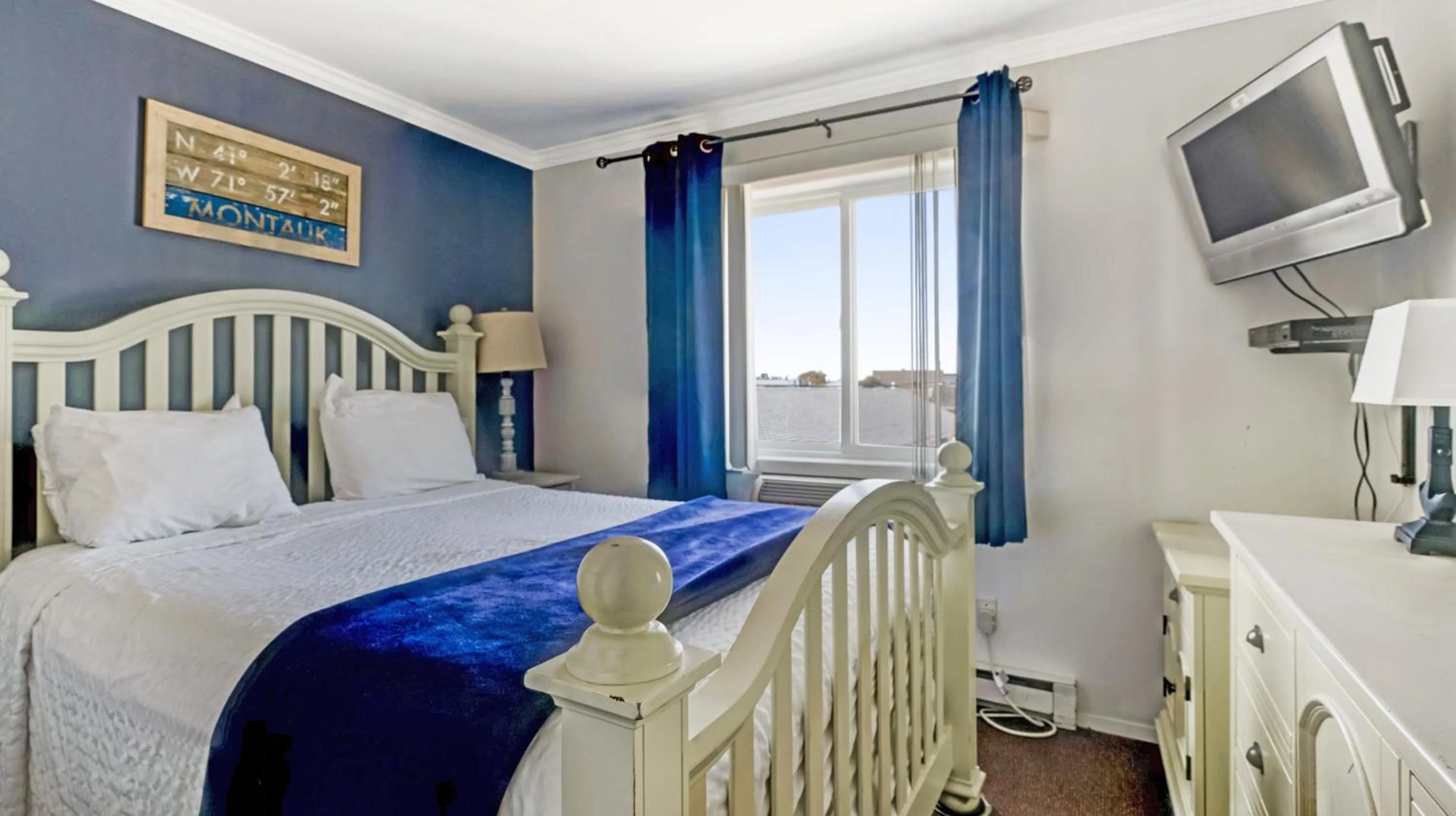 Bed in Montauk Oceanside Suites