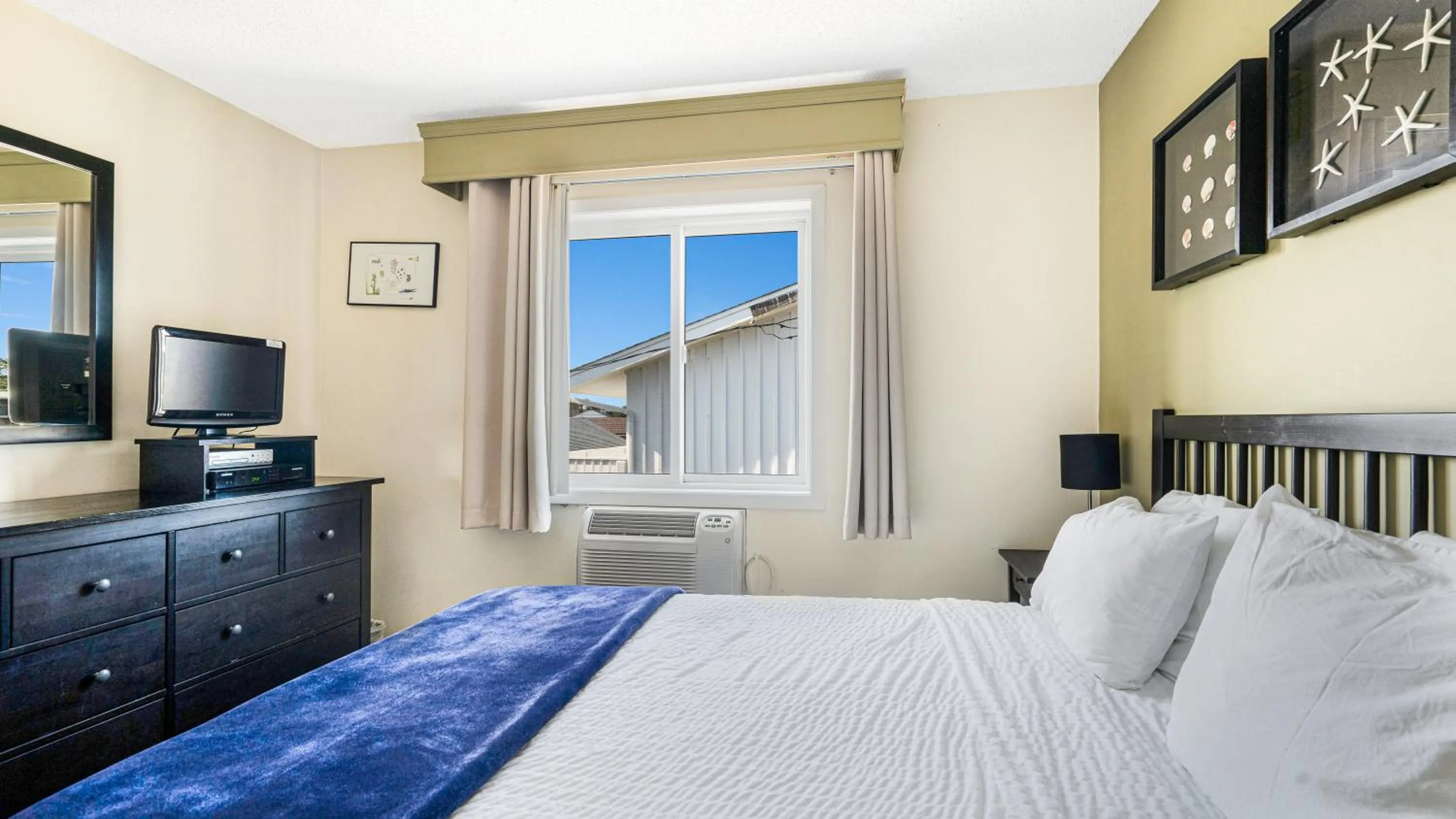 Bed in Montauk Oceanside Suites