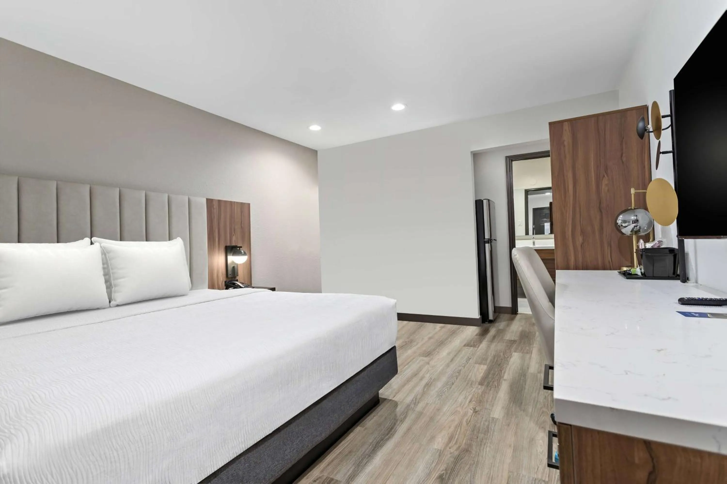 Photo of the whole room, Bed in Baymont by Wyndham Beaumont