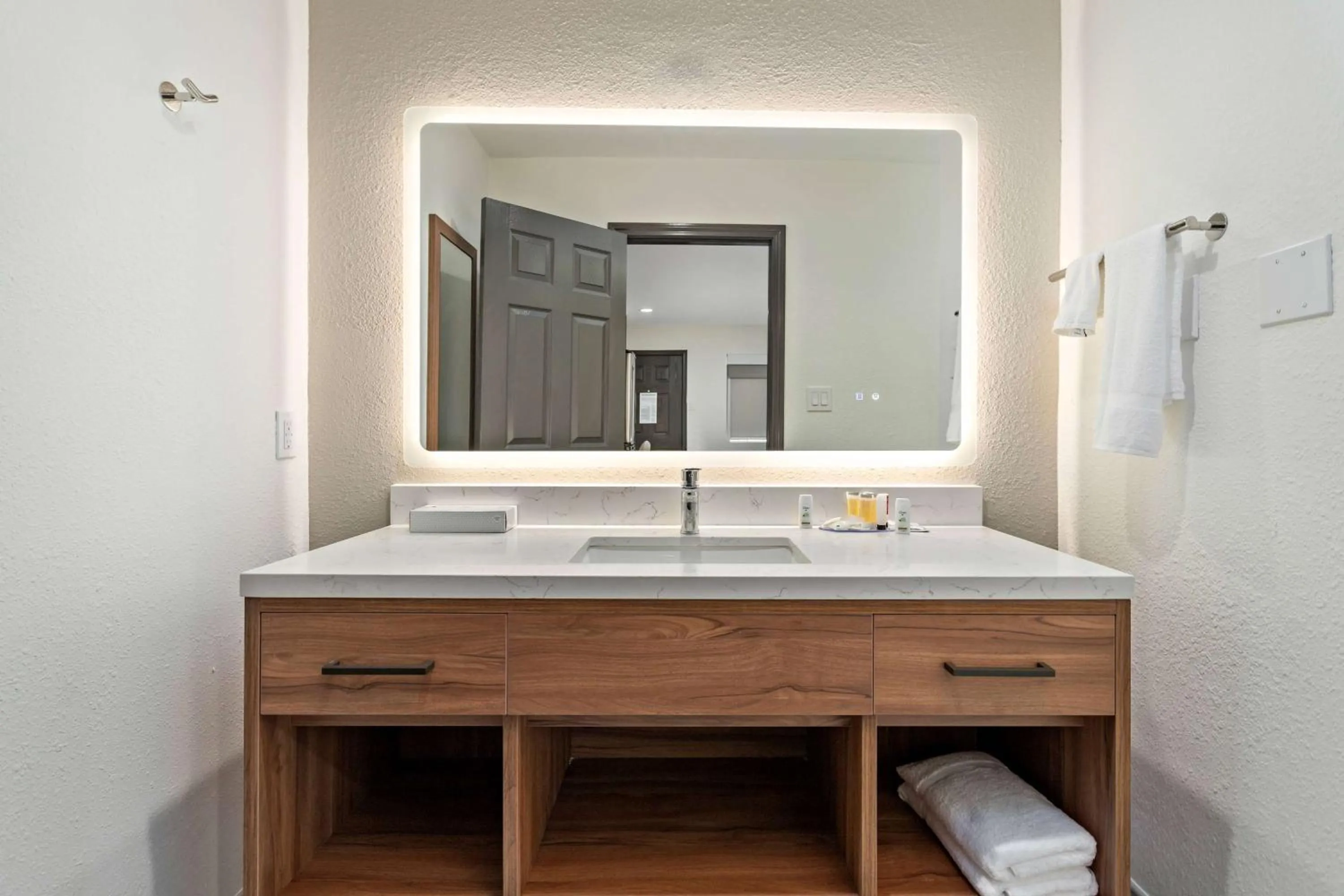 TV and multimedia in Baymont by Wyndham Beaumont