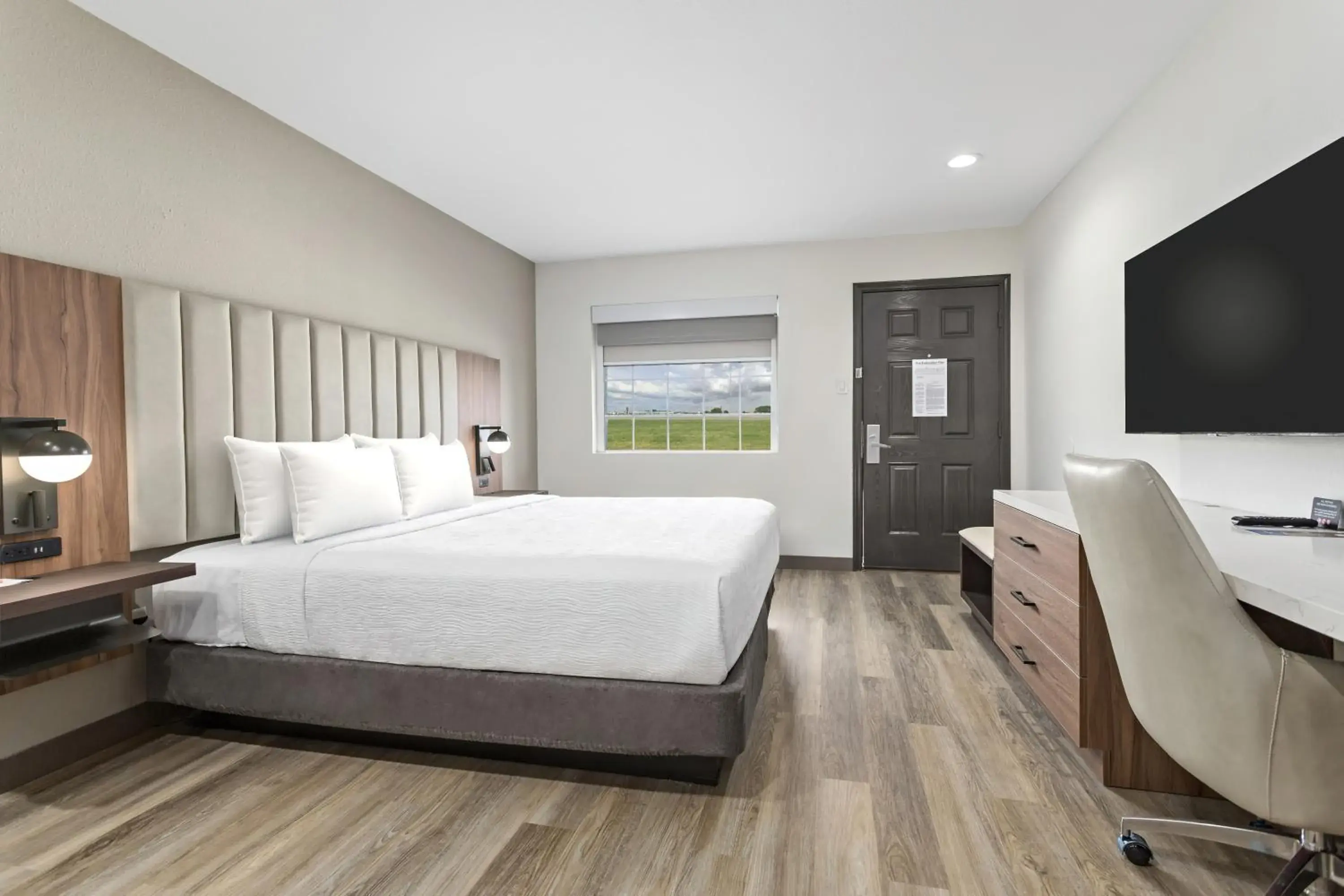 1 King Bed, Premium Mobility/Hearing Accessible Room, Roll-In Shower, No Smoking in Baymont by Wyndham Beaumont 1 King Bed, Premium Mobility/Hearing Accessible Room, Roll-In Shower, No Smoking in Baymont by Wyndham Beaumont