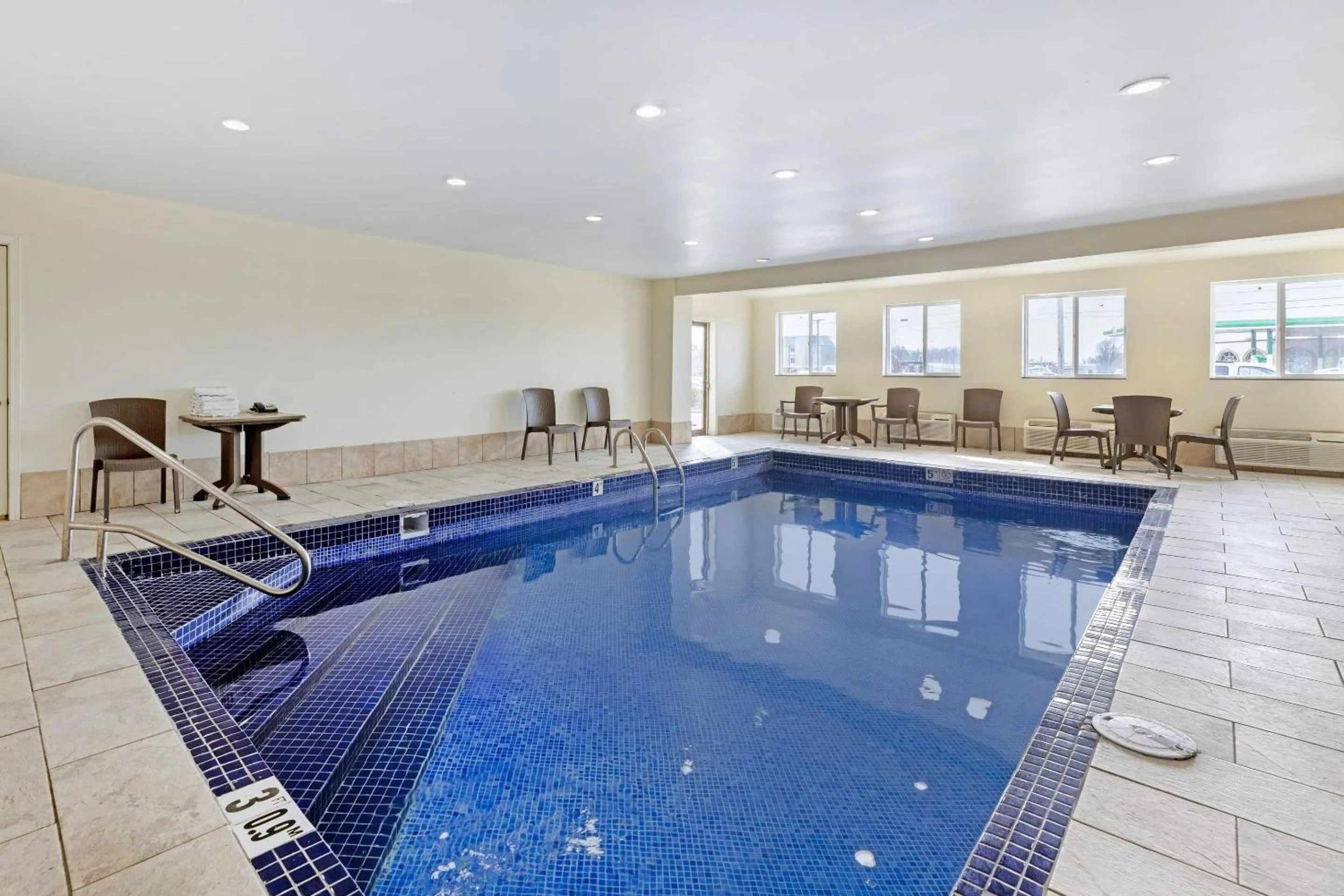 Swimming pool in Comfort Inn & Suites Michigan City South