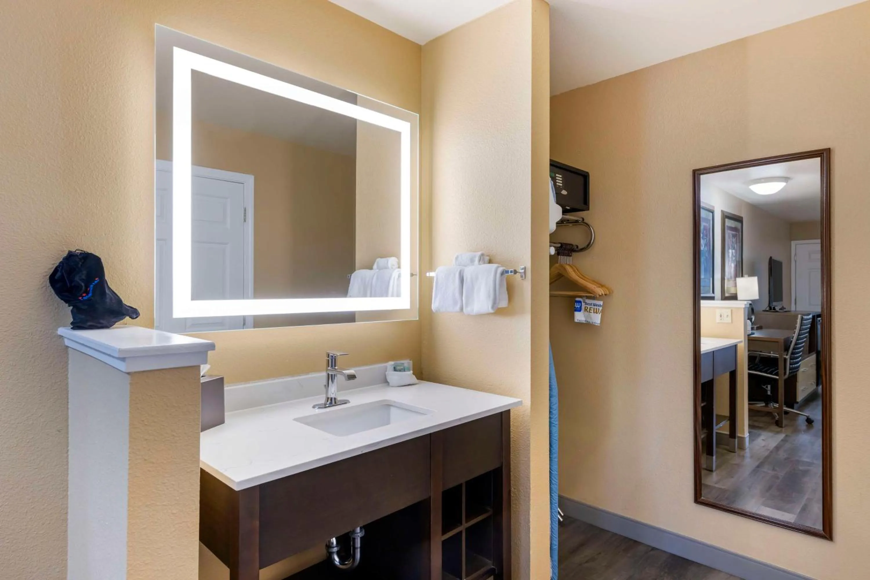 Bedroom in Best Western Fallon Inn & Suites