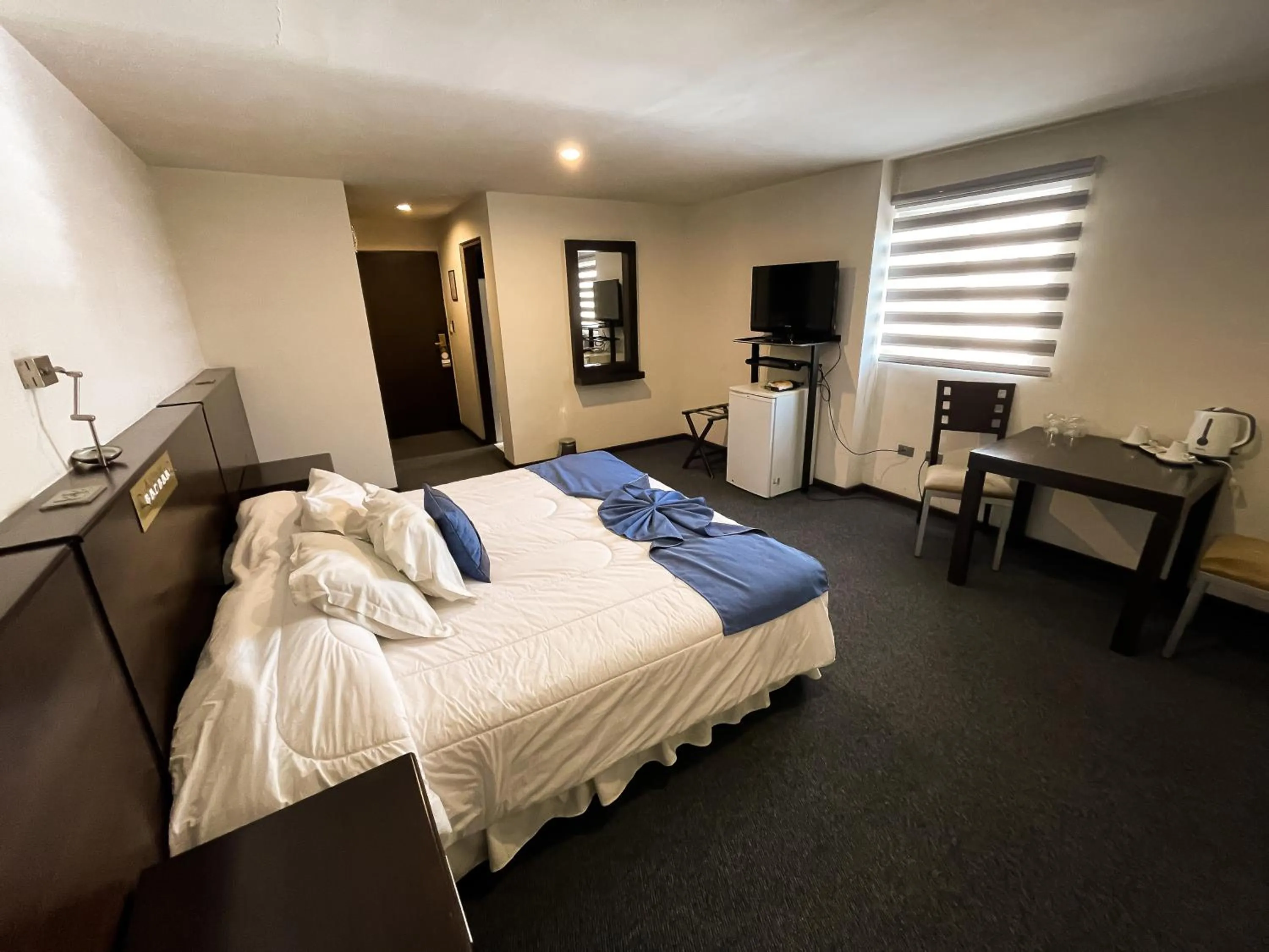 Communal lounge/ TV room in AVANTI HOTEL & CONVENTION CENTER