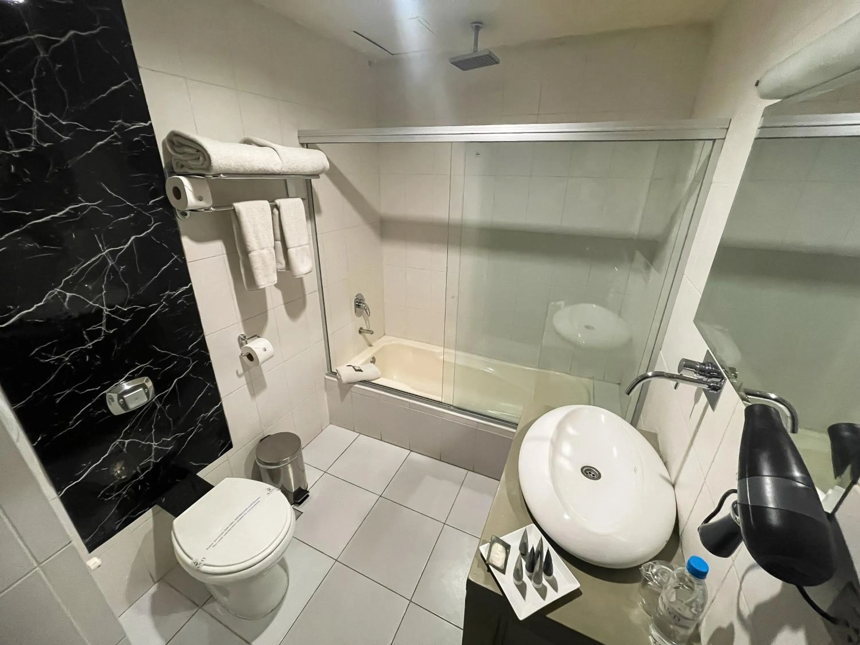 Shower in AVANTI HOTEL & CONVENTION CENTER