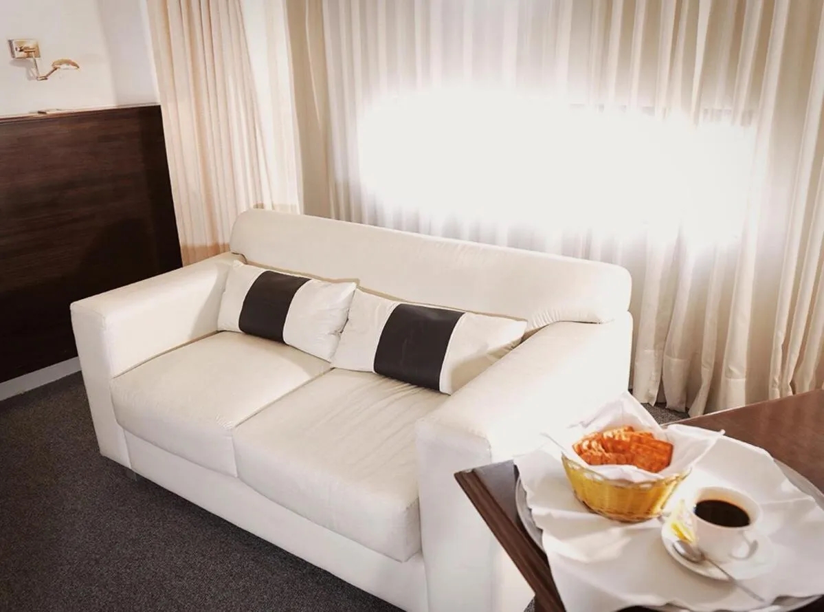 Living room in AVANTI HOTEL & CONVENTION CENTER