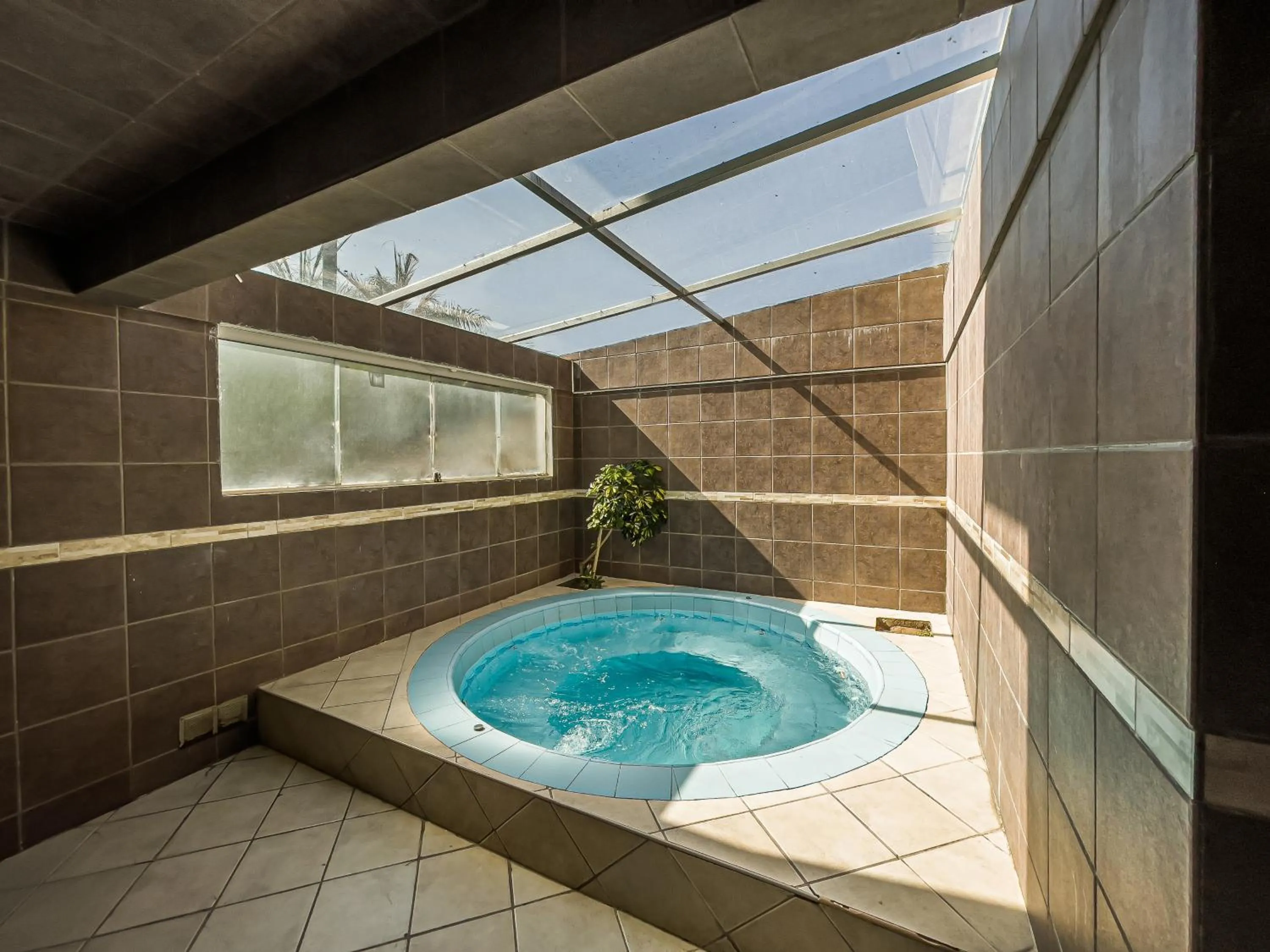 Hot Tub in AVANTI HOTEL & CONVENTION CENTER