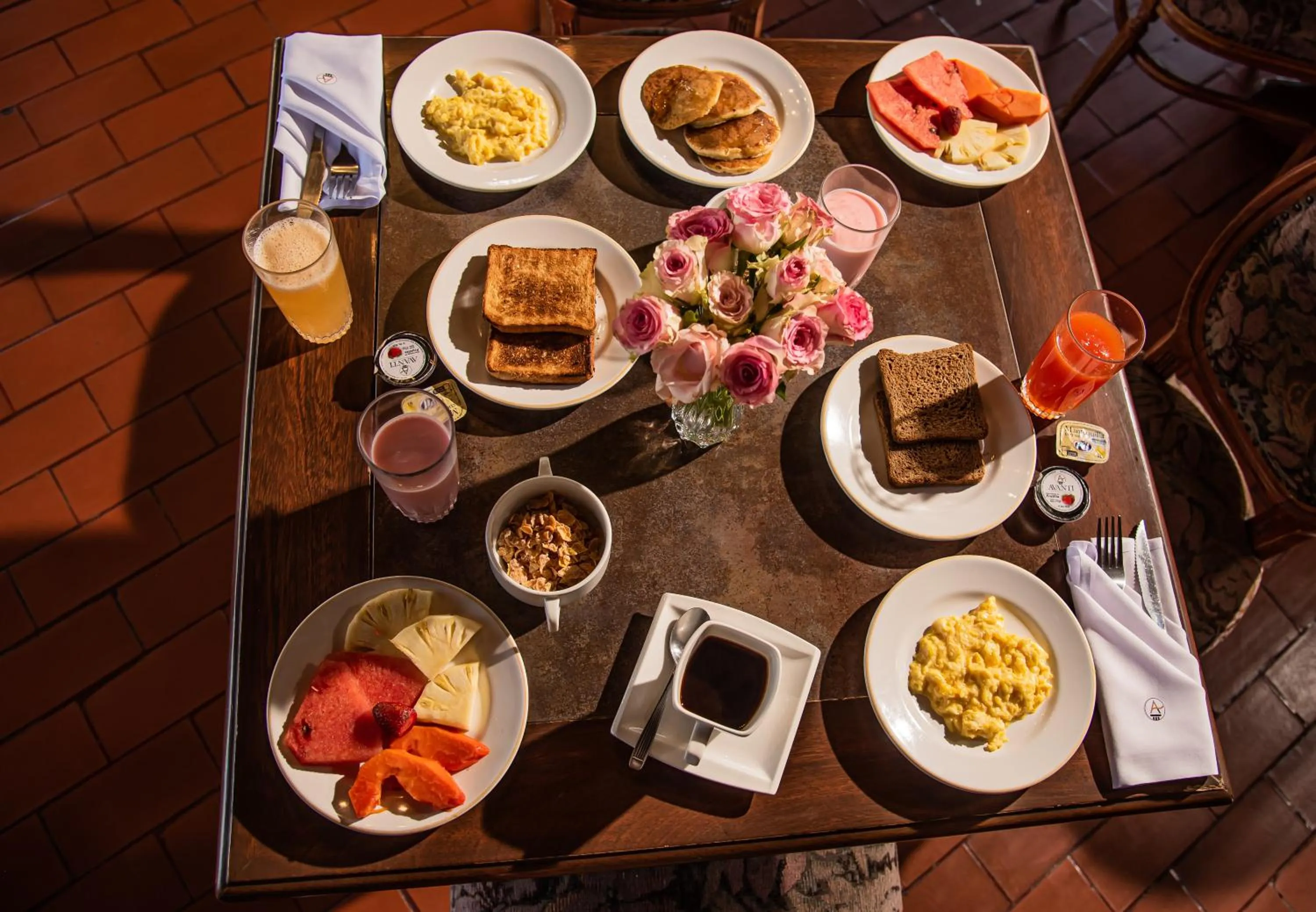 Breakfast in AVANTI HOTEL & CONVENTION CENTER