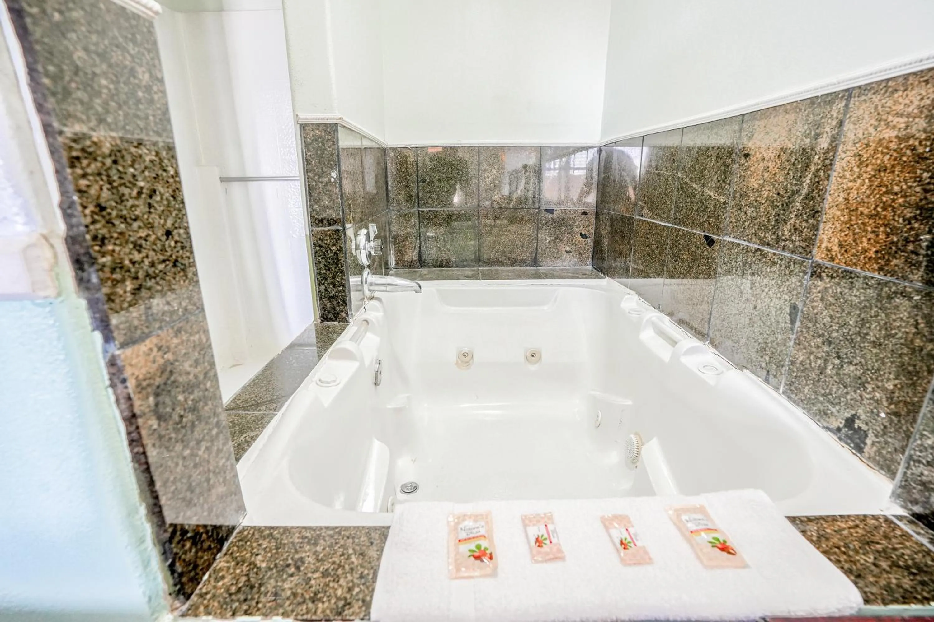 Hot Tub in Day & Night Inn