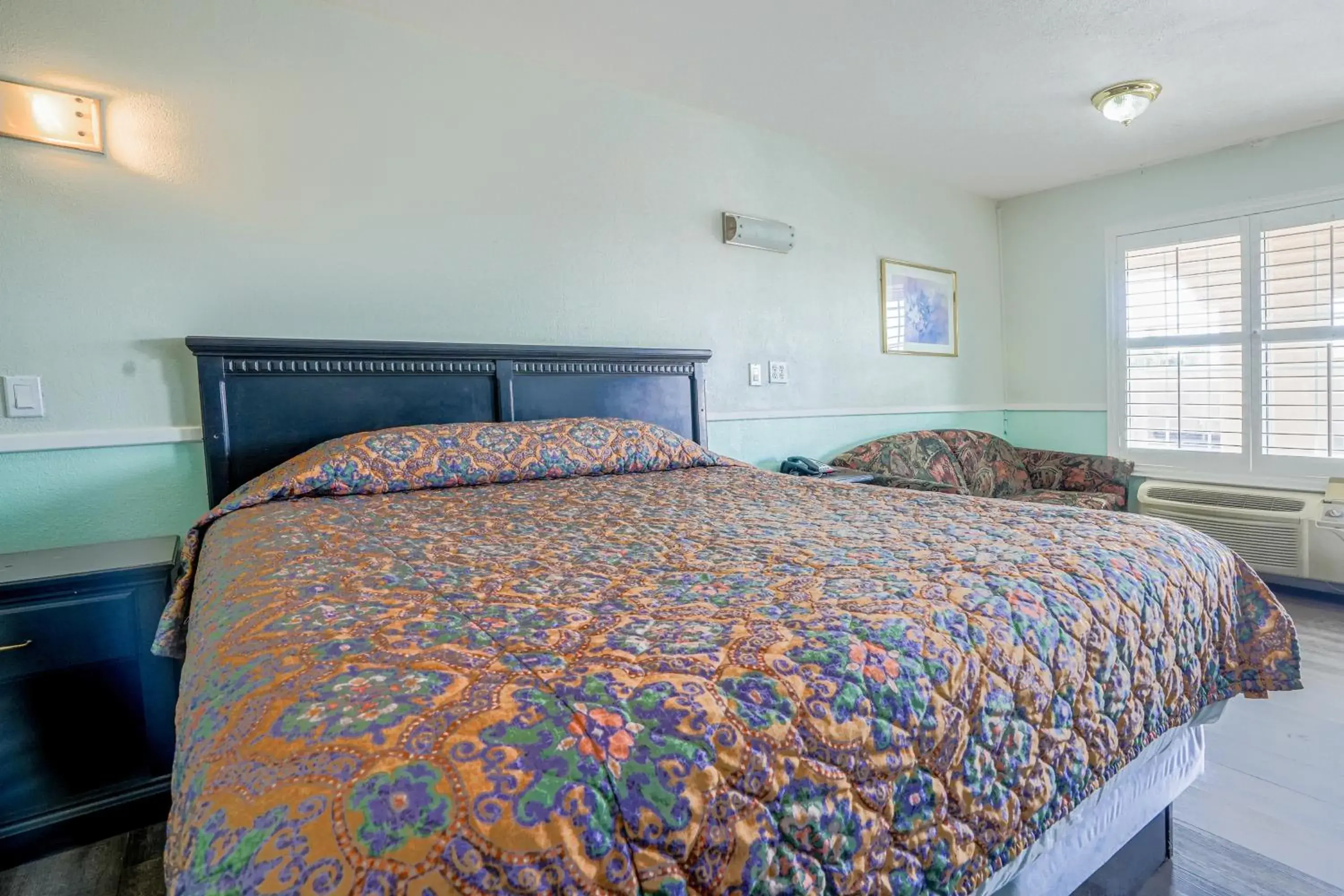 King Bed Smoking with Jetted Tub in Day & Night Inn King Bed Smoking with Jetted Tub in Day & Night Inn