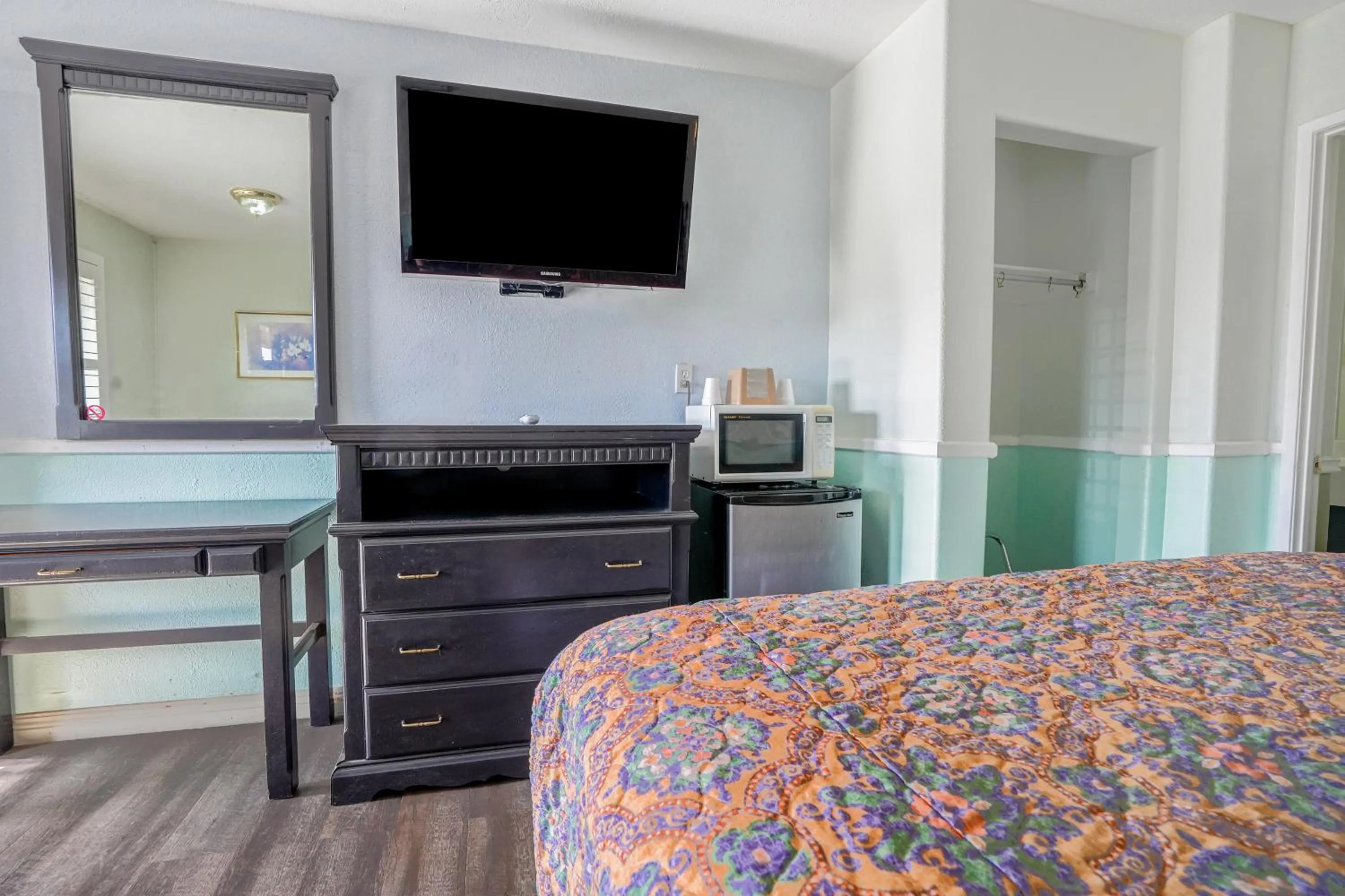 Bedroom, Bed in Day & Night Inn