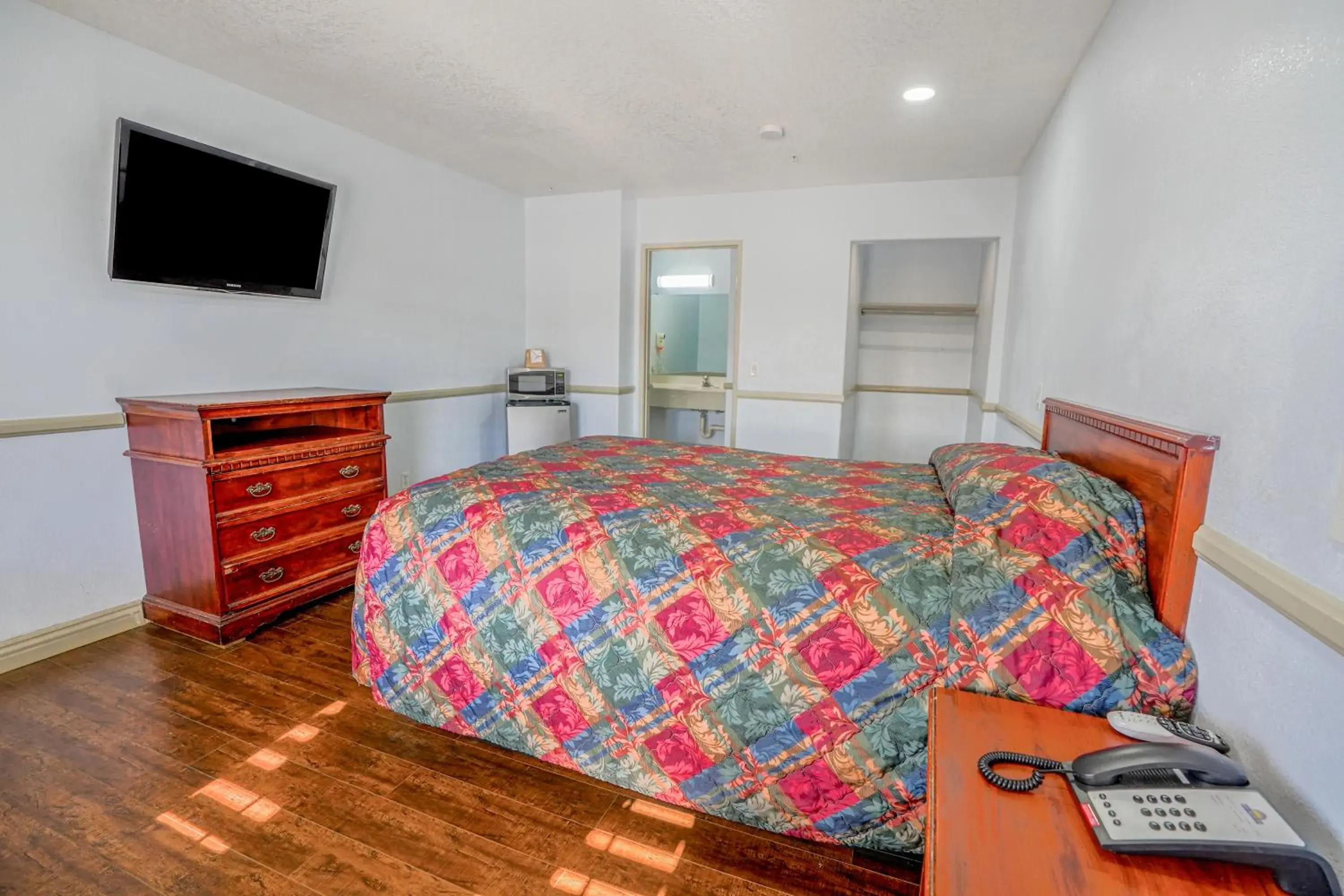 Queen Room in Day & Night Inn Queen Room in Day & Night Inn