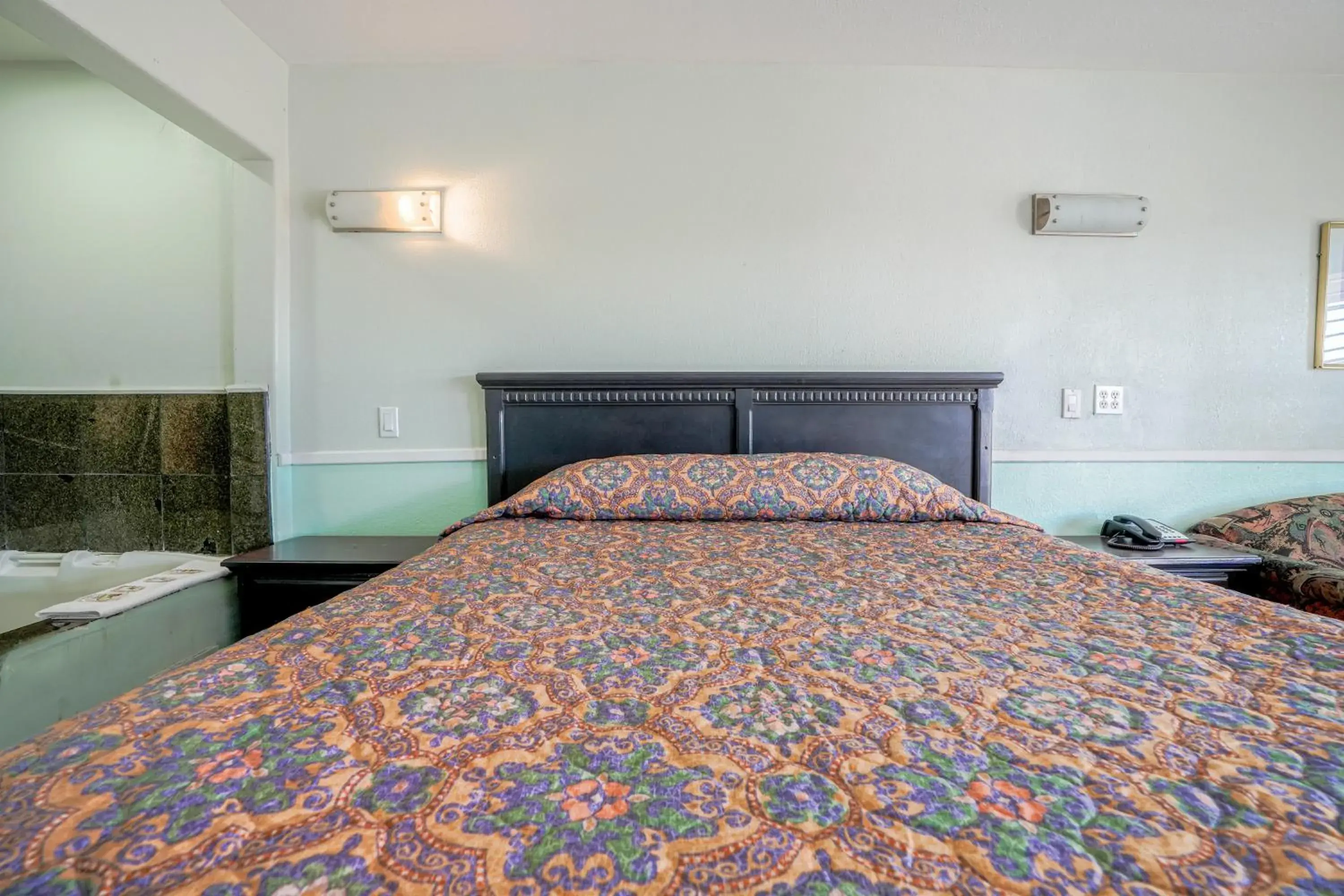 King Bed Non-Smoking in Day & Night Inn King Bed Non-Smoking in Day & Night Inn