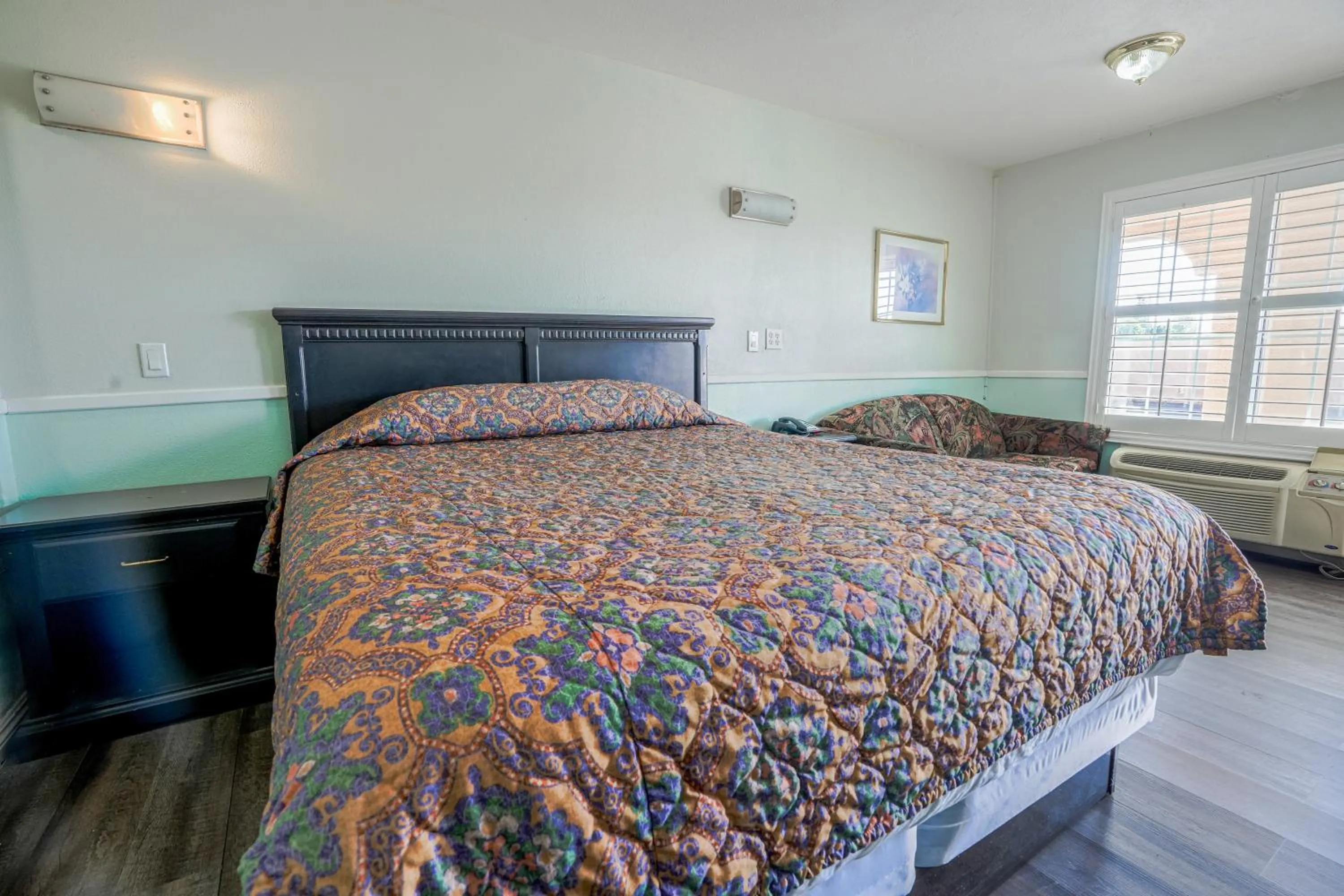 Bedroom, Bed in Day & Night Inn