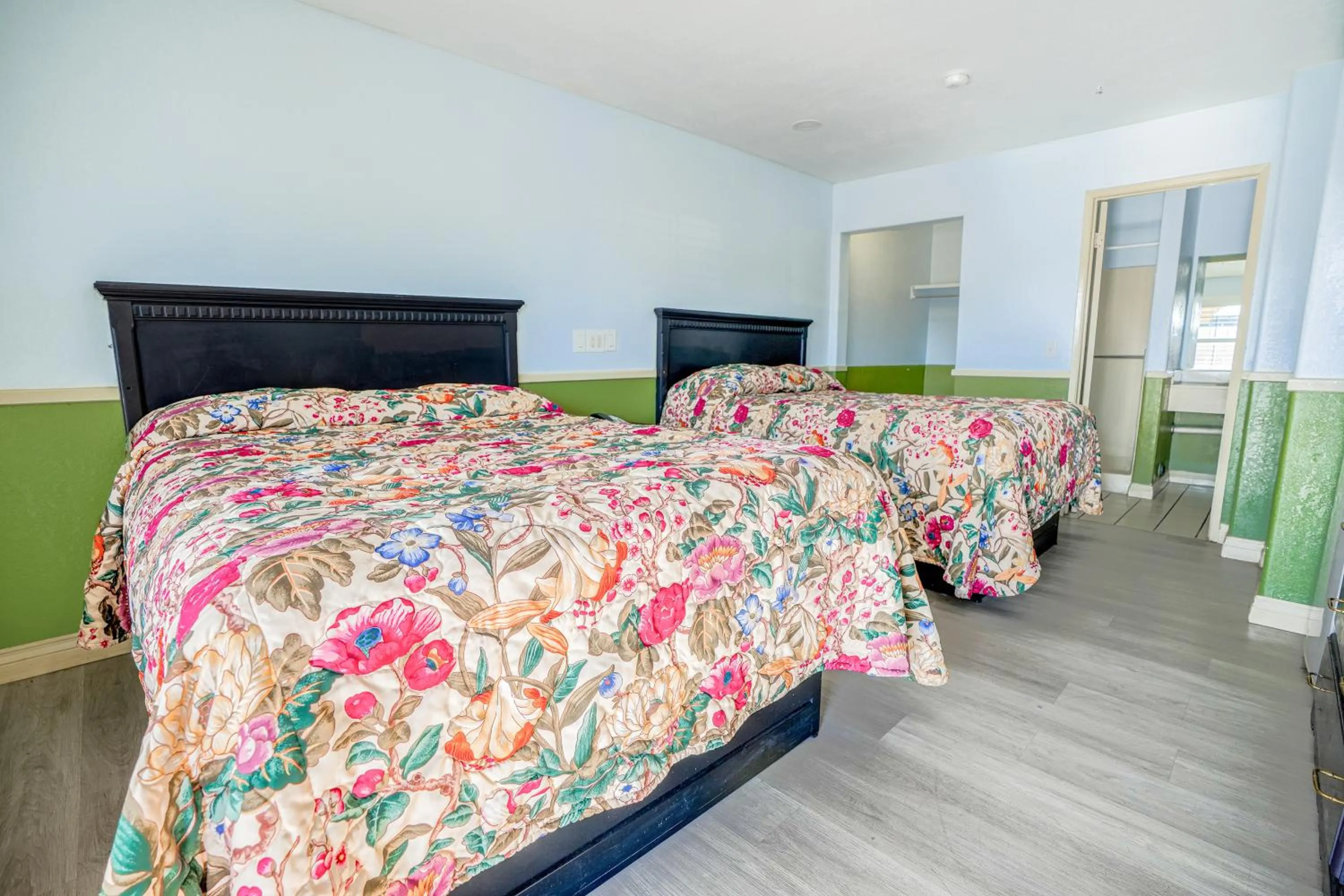 Bedroom, Bed in Day & Night Inn