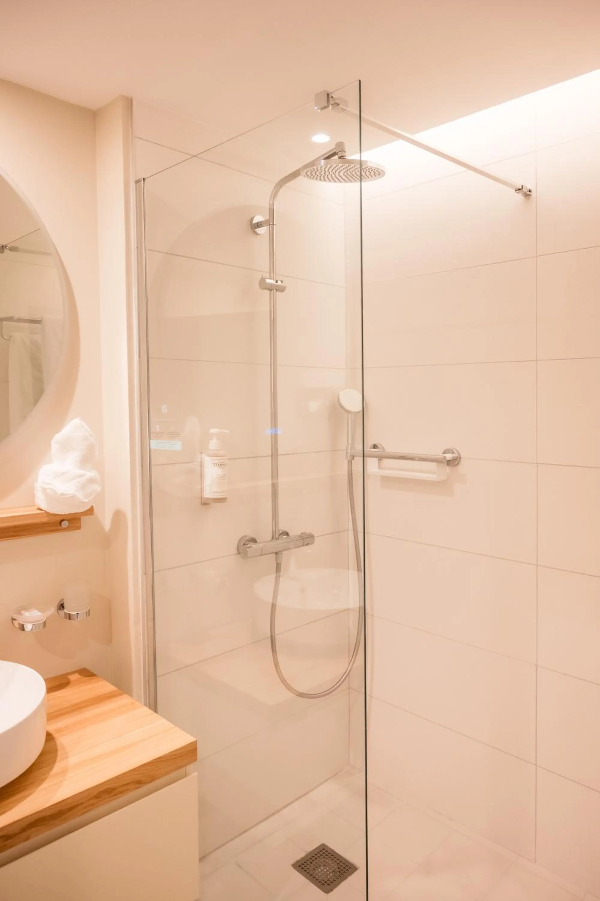 Shower in La Pagerie - Tropical Garden Hotel