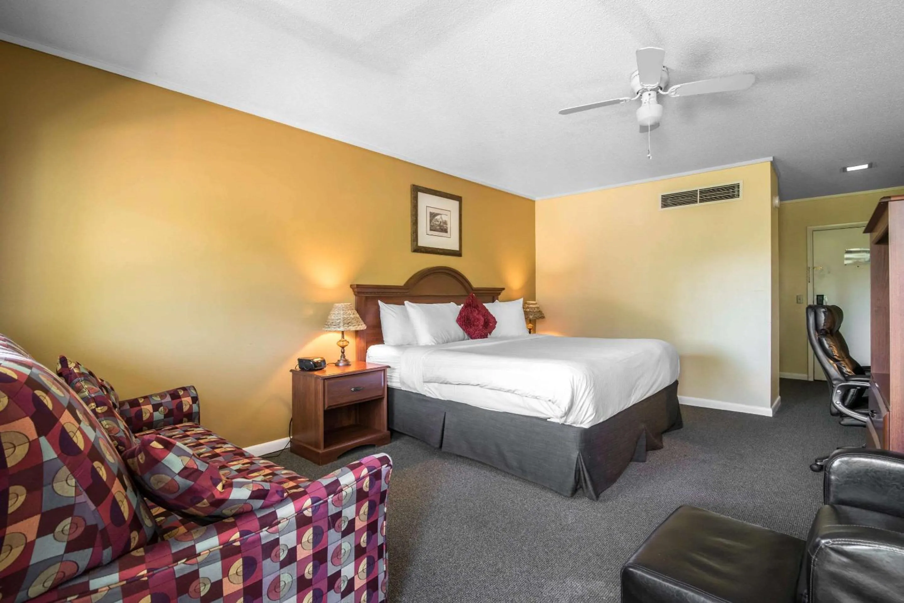 Bedroom, Bed in TiltonLodge Inn & Suites