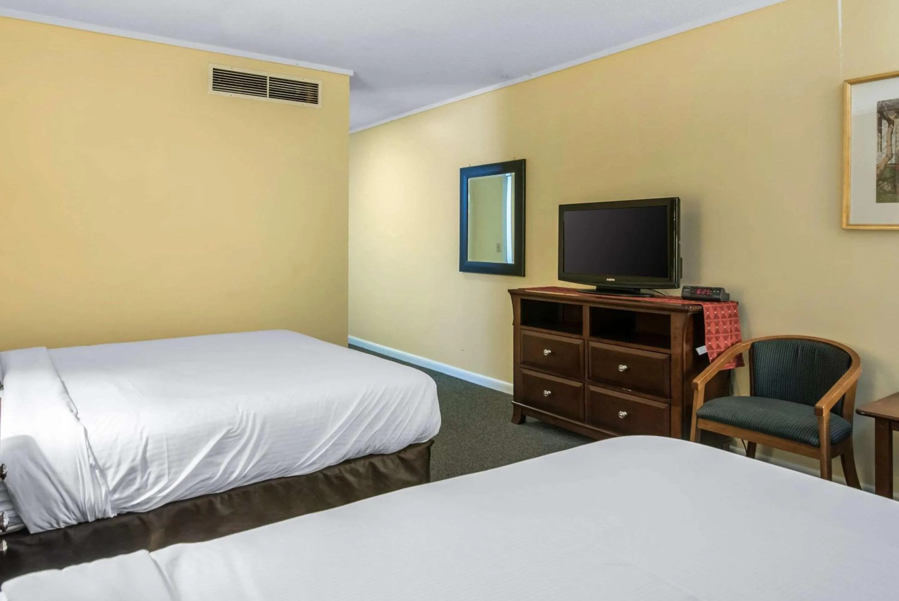 Bedroom, Bed in TiltonLodge Inn & Suites