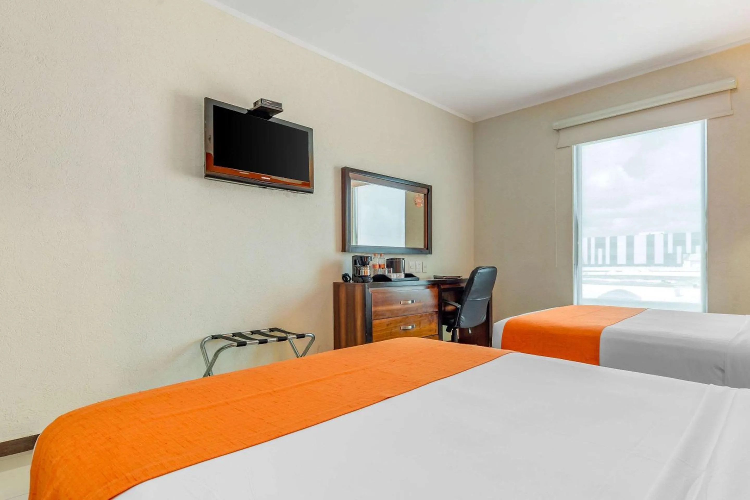 Photo of the whole room, Bed in Comfort Inn Cancún Aeropuerto