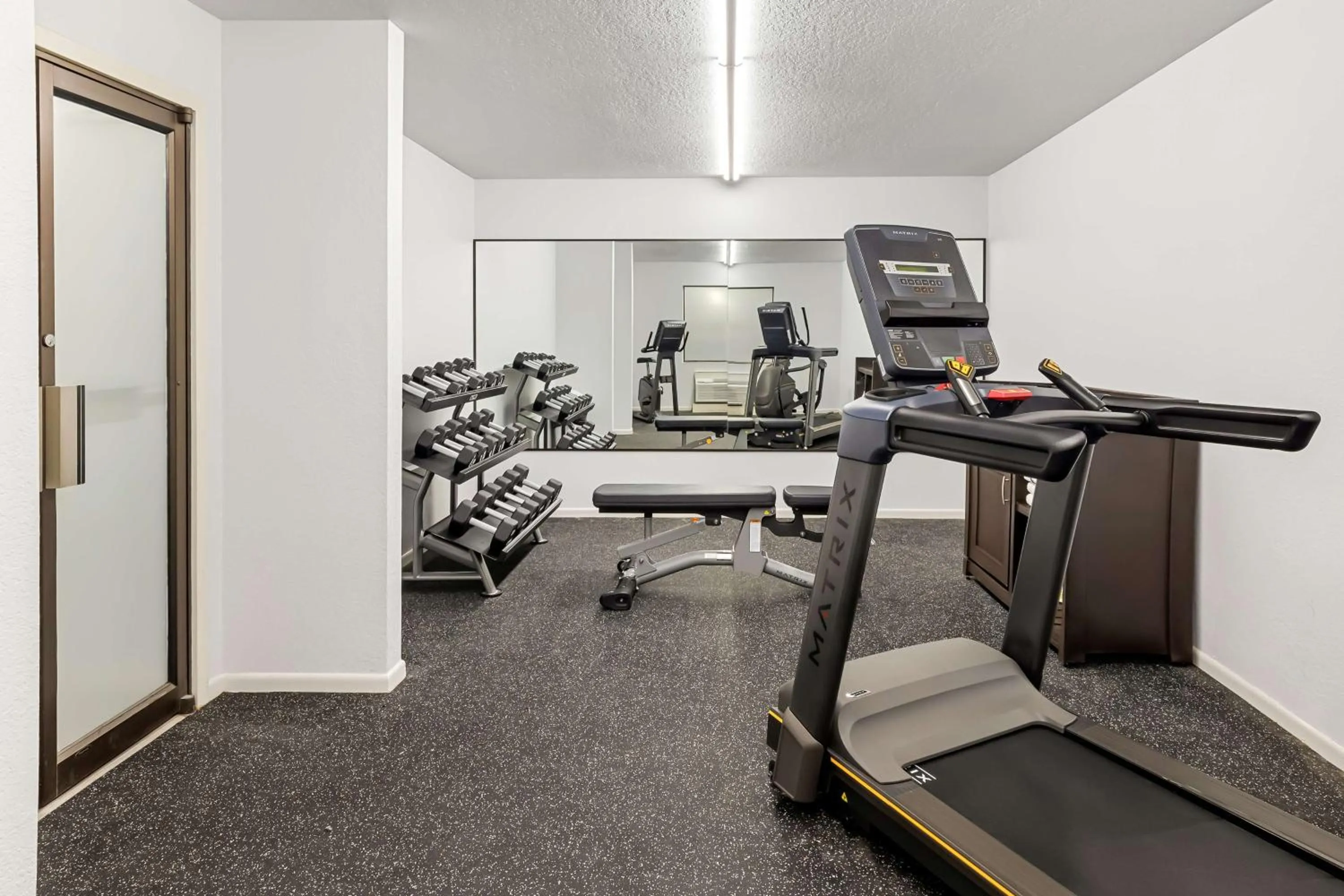 Fitness centre/facilities in SureStay Plus by Best Western Beaumont